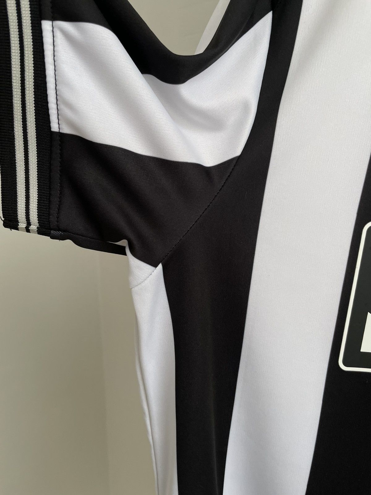 Castore Newcastle United 2023 2024 Home Football Shirt Soccer Jersey Size US L / EU 52-54 / 3 - 4 Thumbnail