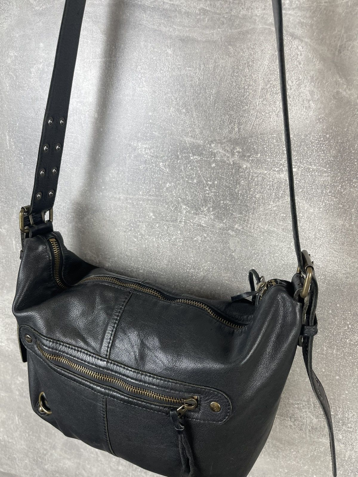 Vintage Vintage Leather Crossbody Bag Grommet Strap&Zipper Pocket Size ONE SIZE - 4 Thumbnail