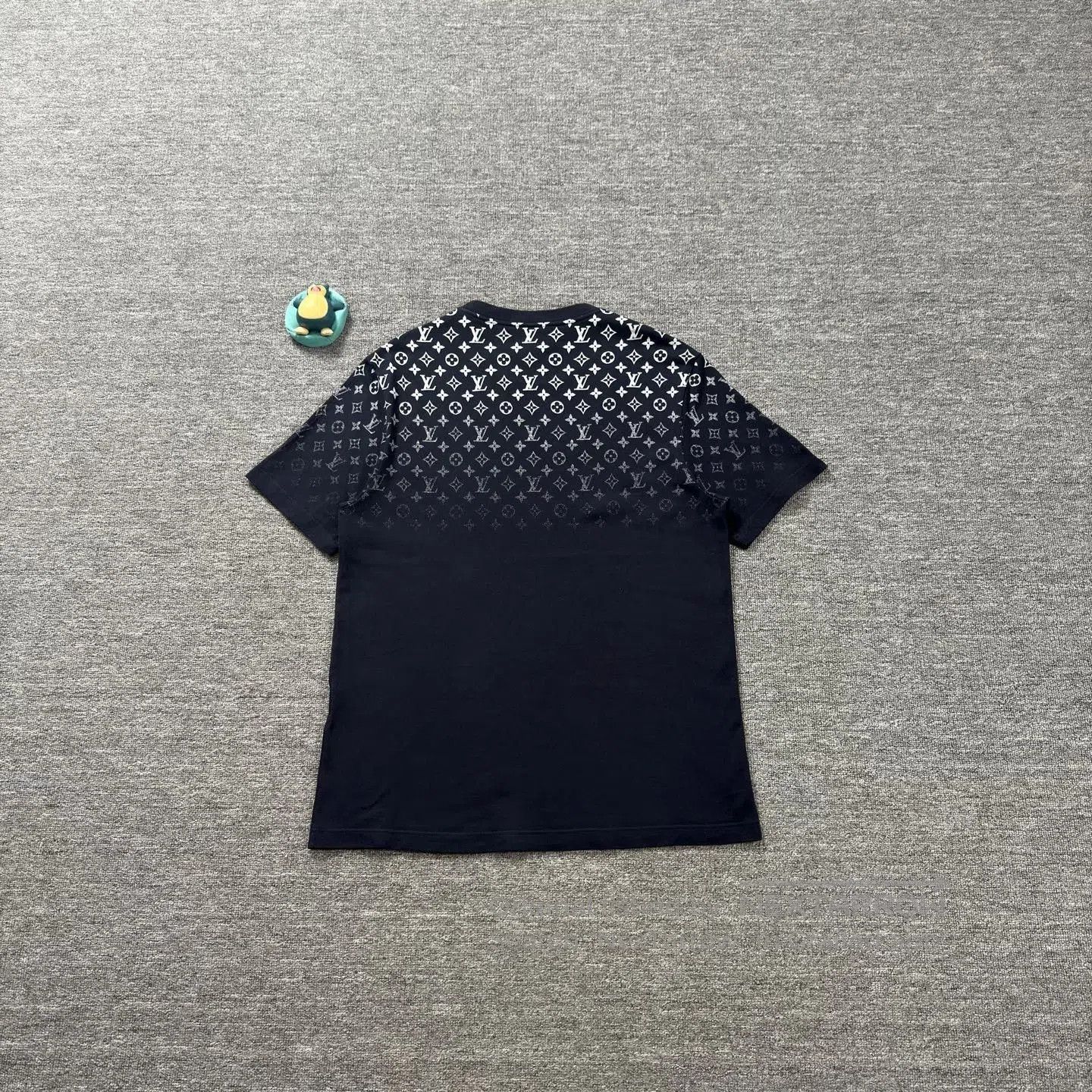 Louis Vuitton LV 2024 Navy Gradient Print Short-Sleeve. Size US XL / EU 56 / 4 - 2 Thumbnail