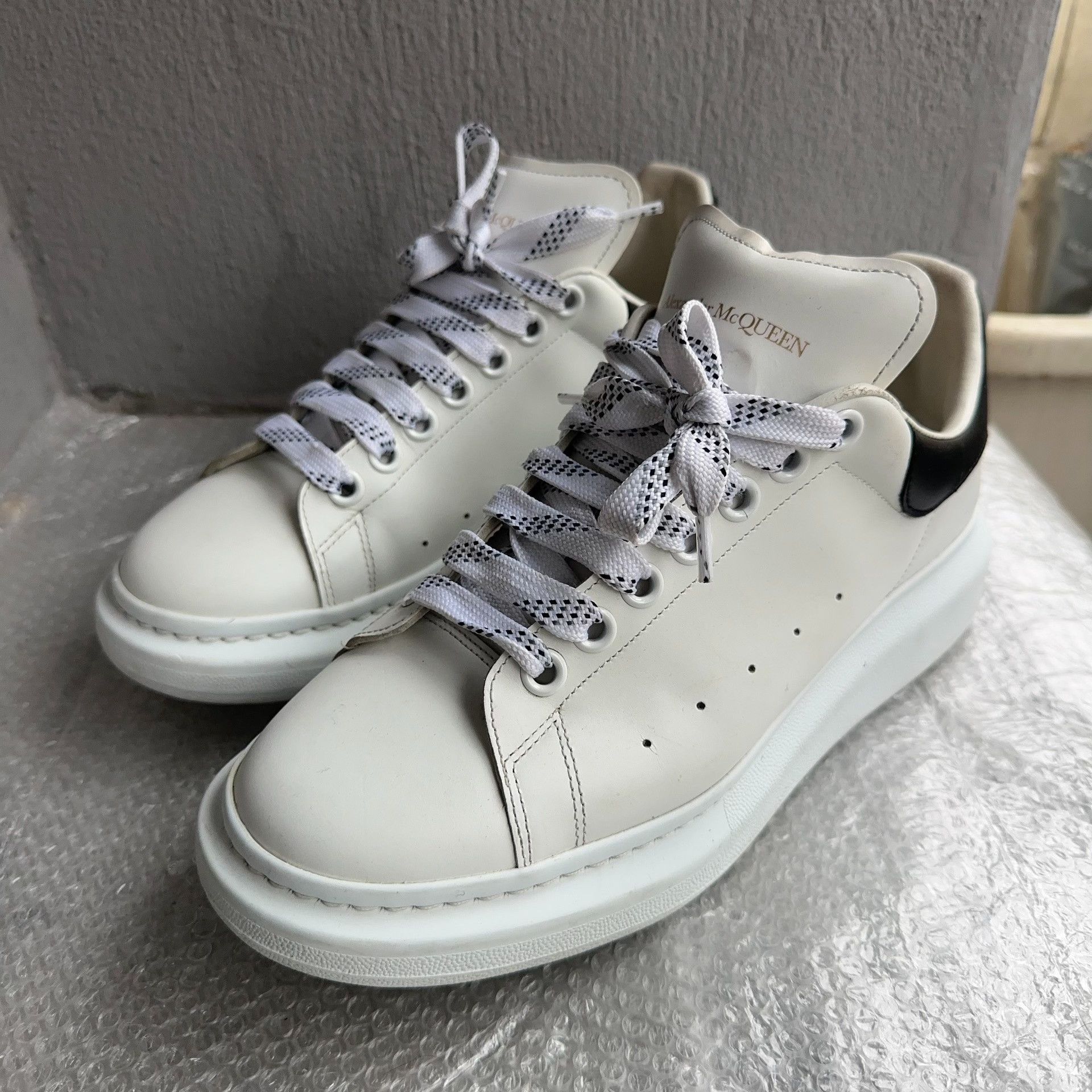 Alexander McQueen Alexander McQueen White Sneakers Size US 8 / EU 41 - 1 Thumbnail