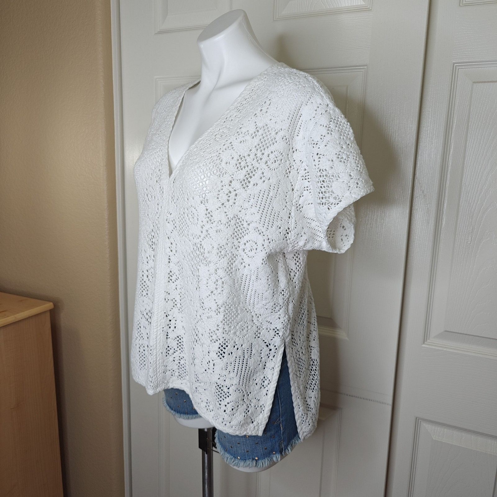 Banana Republic Banana Republic oversized floral crochet V-neck top sz S Size S / US 4 / IT 40 - 3 Thumbnail