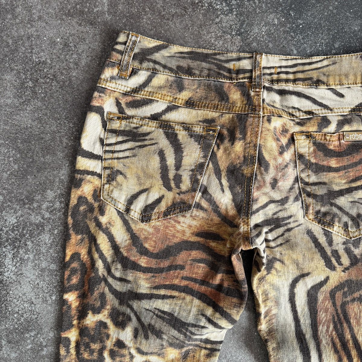 Roberto Cavalli Roberto Cavalli Vintage Y2K Tiger Print Iconic Pants Size 27" / US 4 / IT 40 - 12 Thumbnail