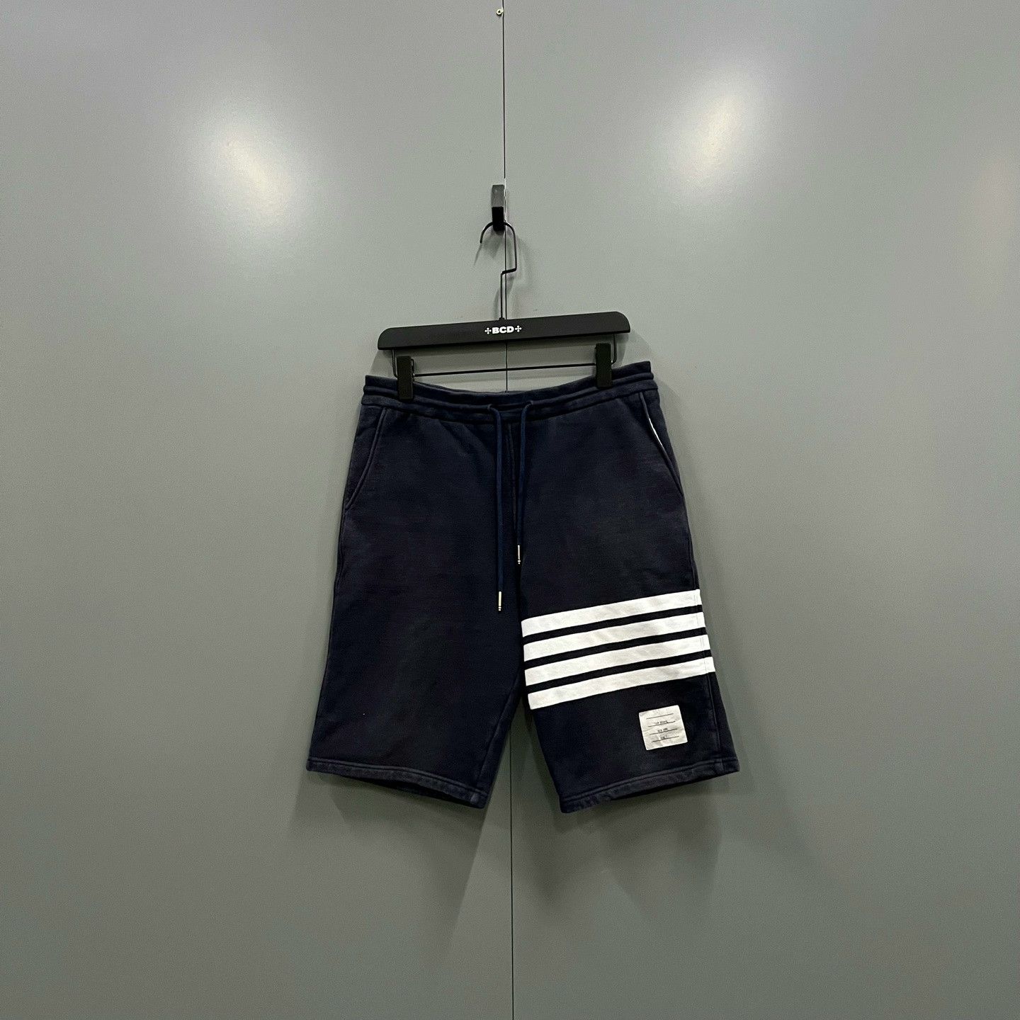 Thom Browne Thom Browne Navy Four-Stripe Drawstring Shorts Size US 26 / EU 42 - 2 Thumbnail