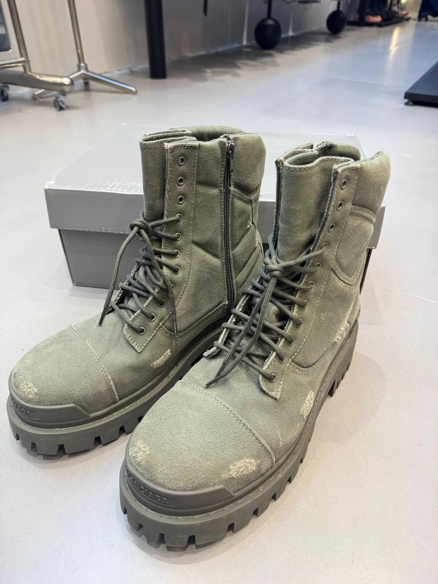 Balenciaga Balenciaga Strike Military Green Distressed HT M 42 Size US 9 / EU 42 - 1 Thumbnail