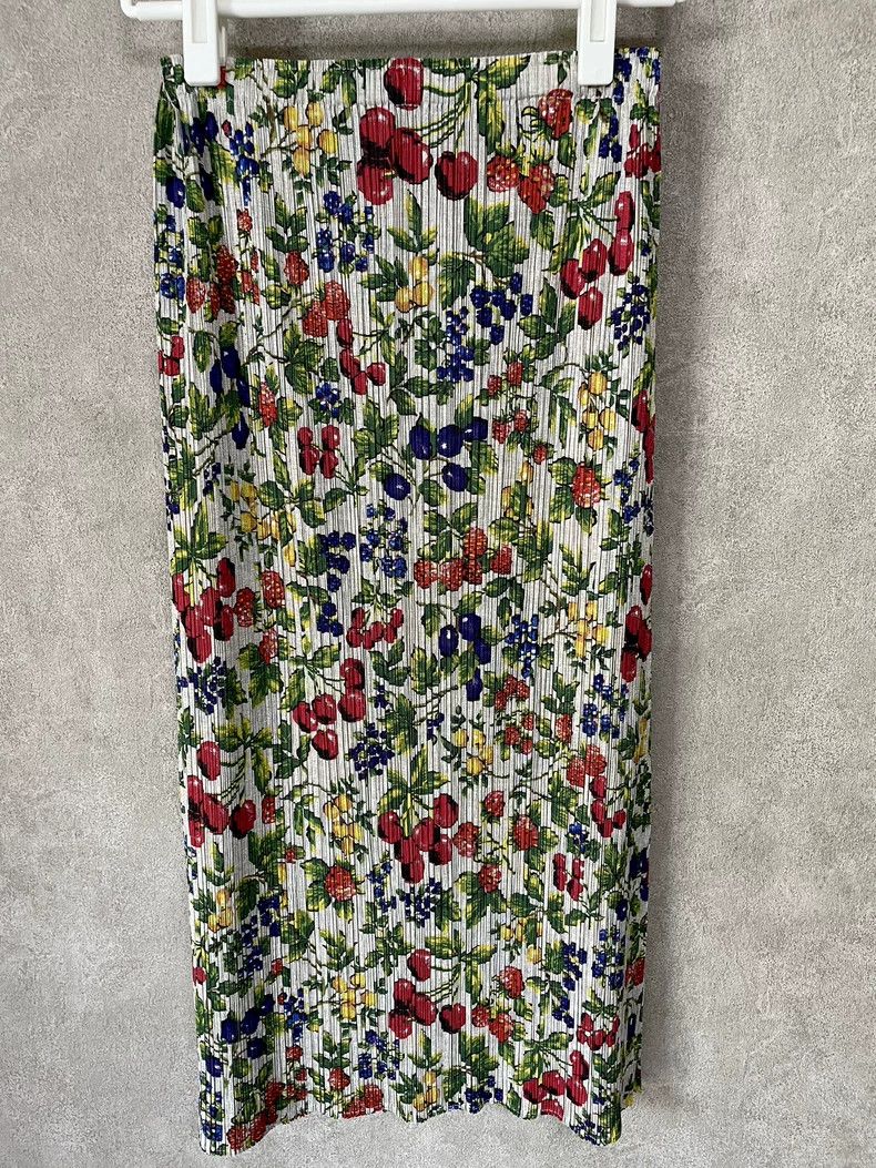 Issey Miyake size:2 Red cherry pleated skirt