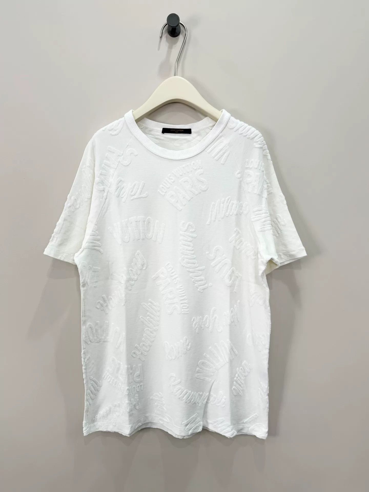 Louis Vuitton Louis Vuitton Embossed Short Sleeve T-Shirt Size US XL / EU 56 / 4 - 1 Thumbnail