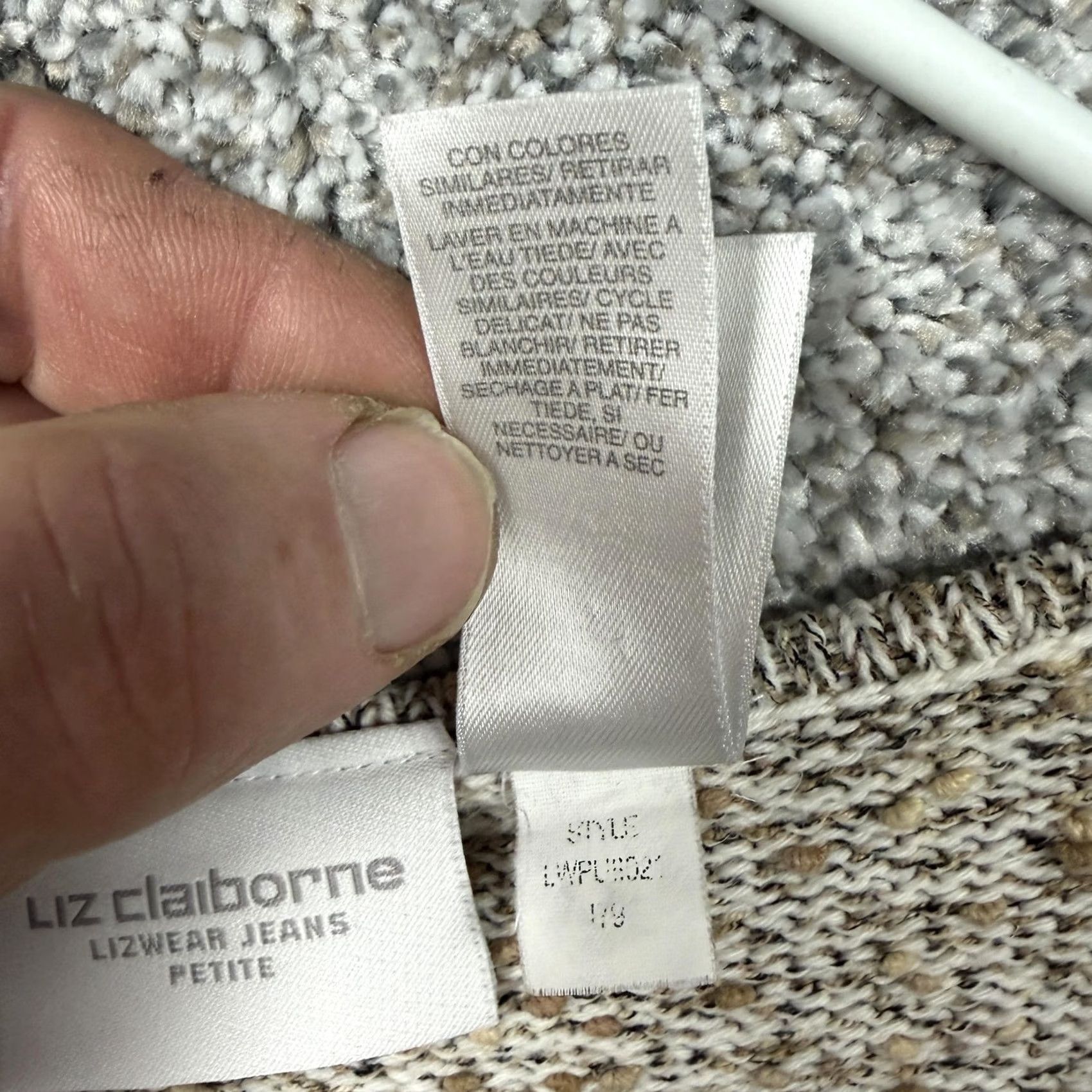 Liz Claiborne VINTAGE Liz Claiborne Sweater Petite S V-Neck Cable-Knit Beiges Beige Long Sleeve Pullover Minimalist 90s Casual Women's Size S / US 4 / IT 40 - 7 Thumbnail