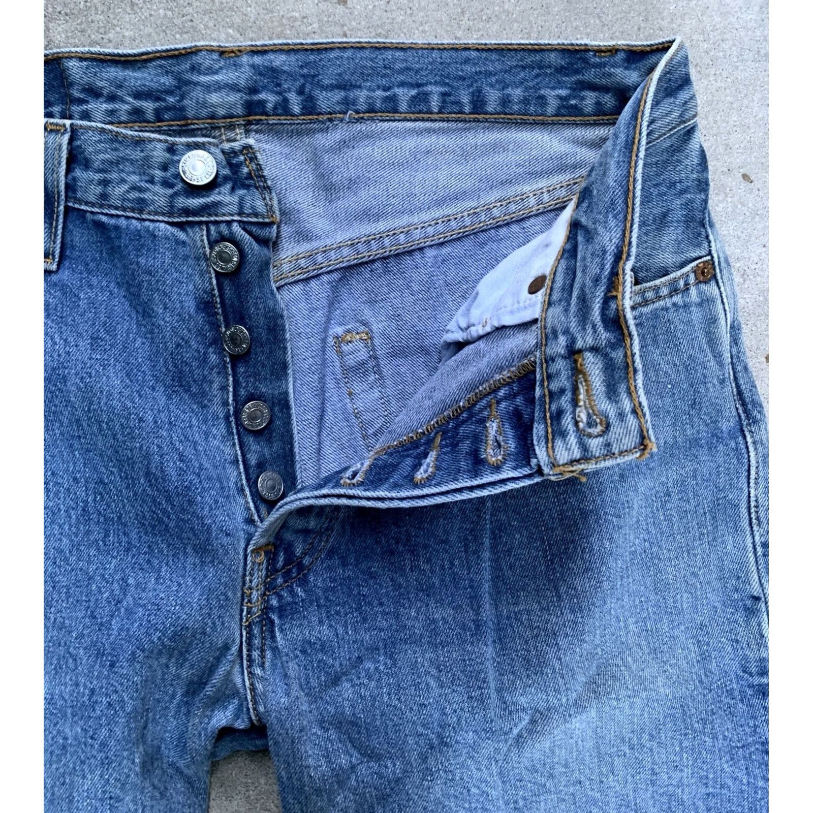 Levi's VINTAGE Levi's 501 Jeans Button Fly Regular Size 33 Men Blue Denim 5-Pocket 31.75 Inseam 33.5 W 32 Measures 31.75 retro 90s Mens Size US 33 - 2 Thumbnail