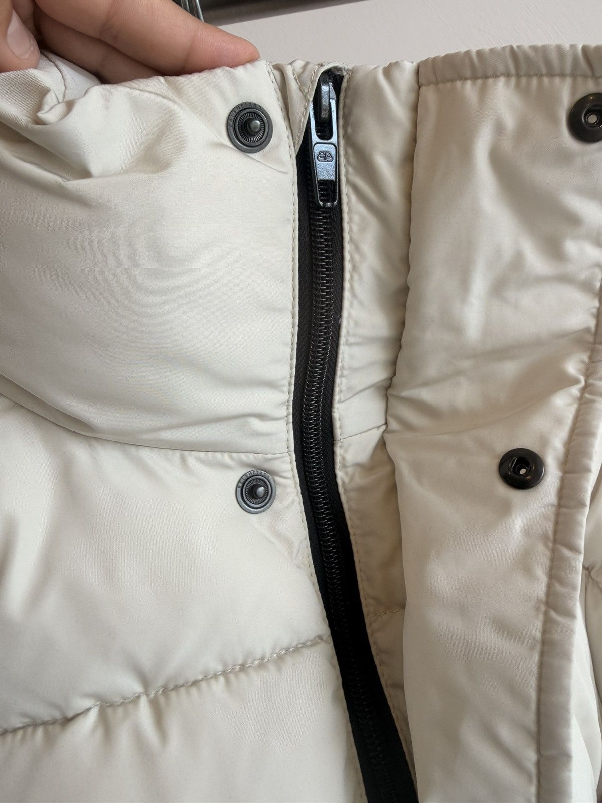 Balenciaga NWT Balenciaga Beige Down BB Logo Cropped Puffer Jacket FR38 Size S / US 4 / IT 40 - 4 Thumbnail