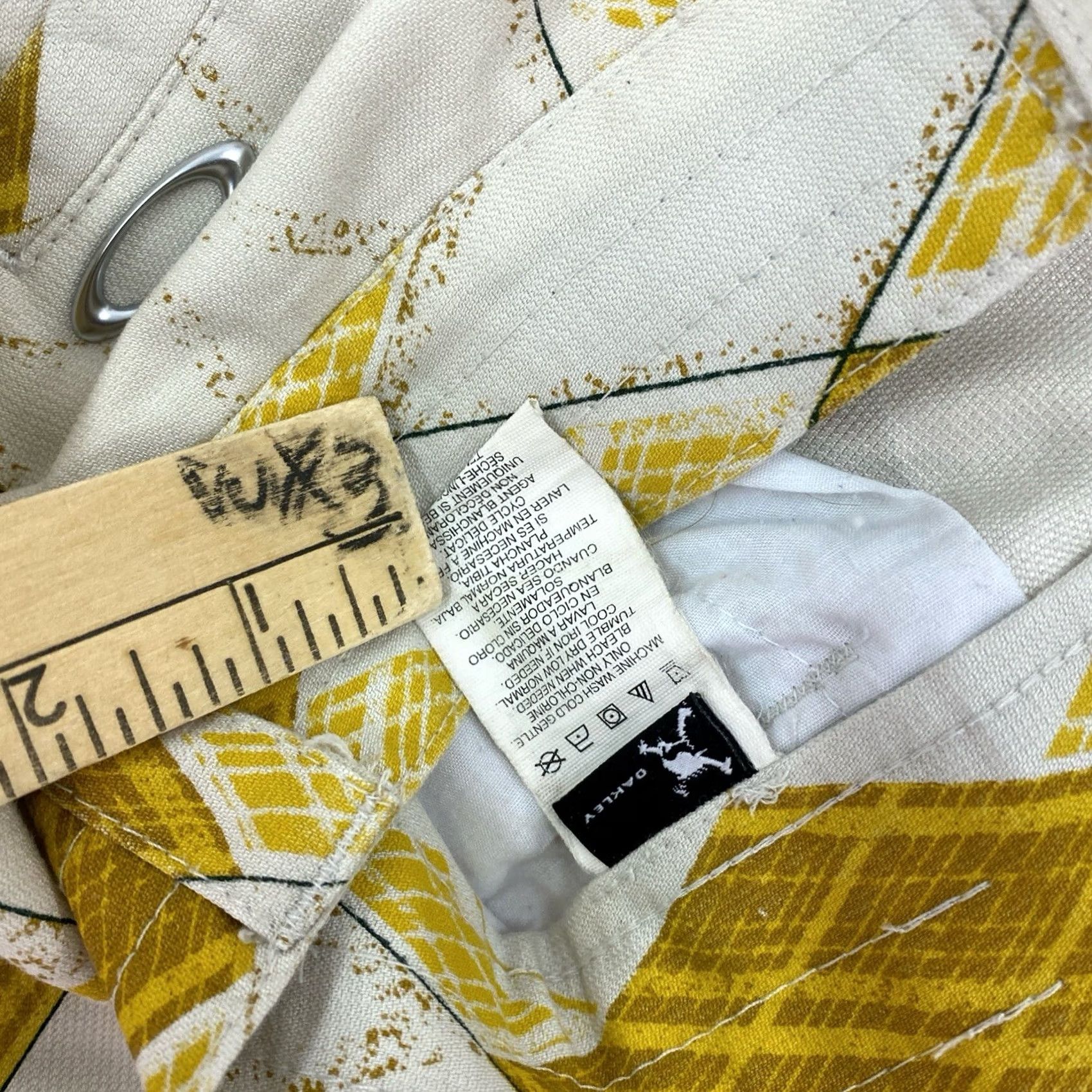 Oakley VINTAGE Oakley Pants Mens 31x34 30x28 Yellow Rayon Plaid Cargo Pocket Straight Inseam 28 Dress Pants All Season Size US 30 / EU 46 - 5 Thumbnail