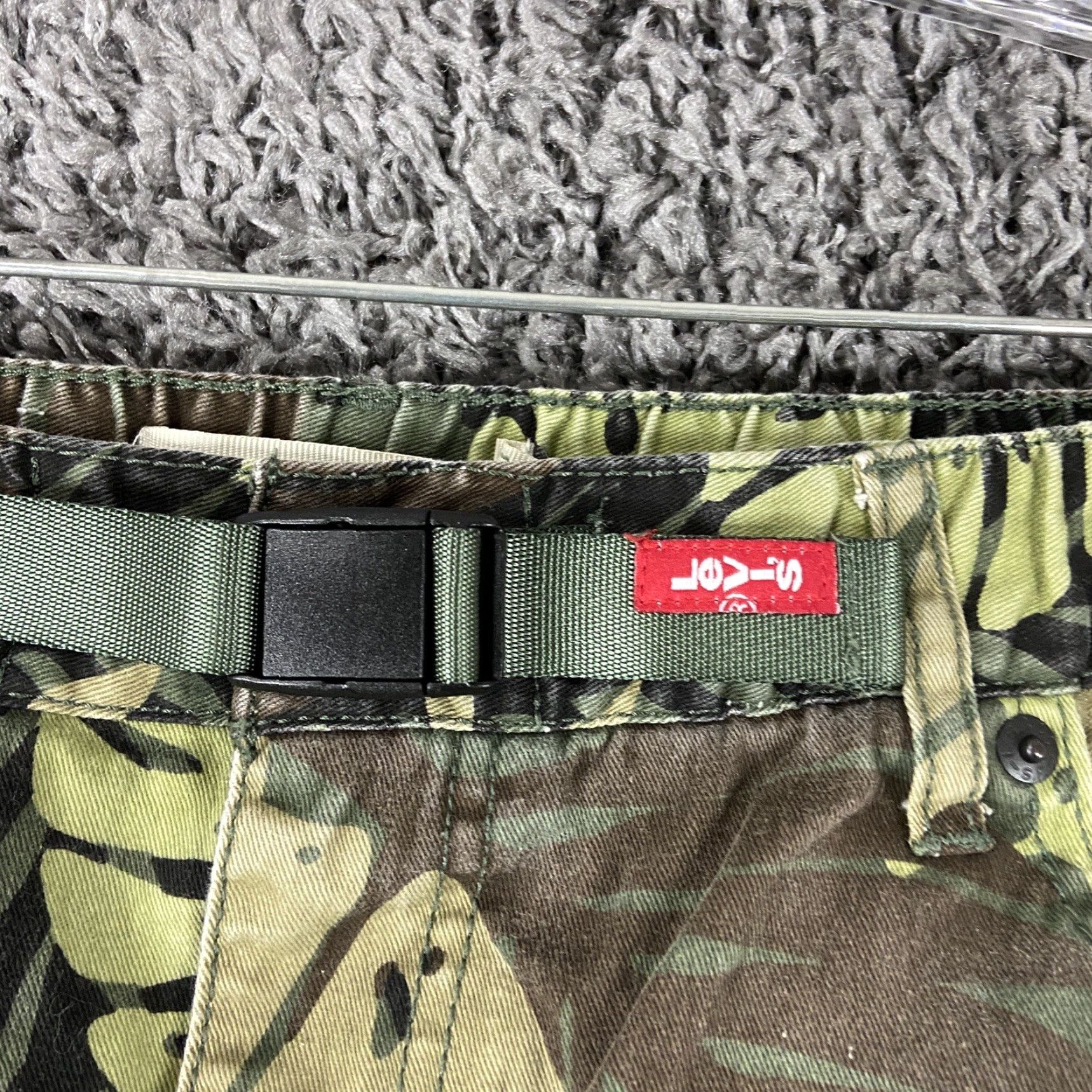 Levi's Levi's Cargo Shorts Men’s Green Palm Leaf 30 Men's Adult Regular Size Size US 30 / EU 46 - 4 Thumbnail