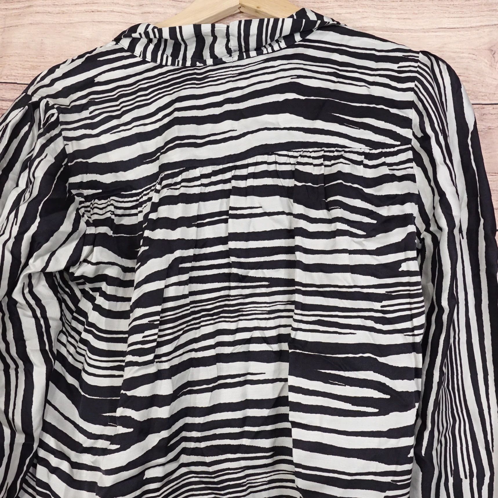 Banana Republic Banana Republic Blouse Womens Small Black White Zebra Stripe Long Sleeve Top Mens is incorrect it should be Womens Size S / US 4 / IT 40 - 5 Thumbnail
