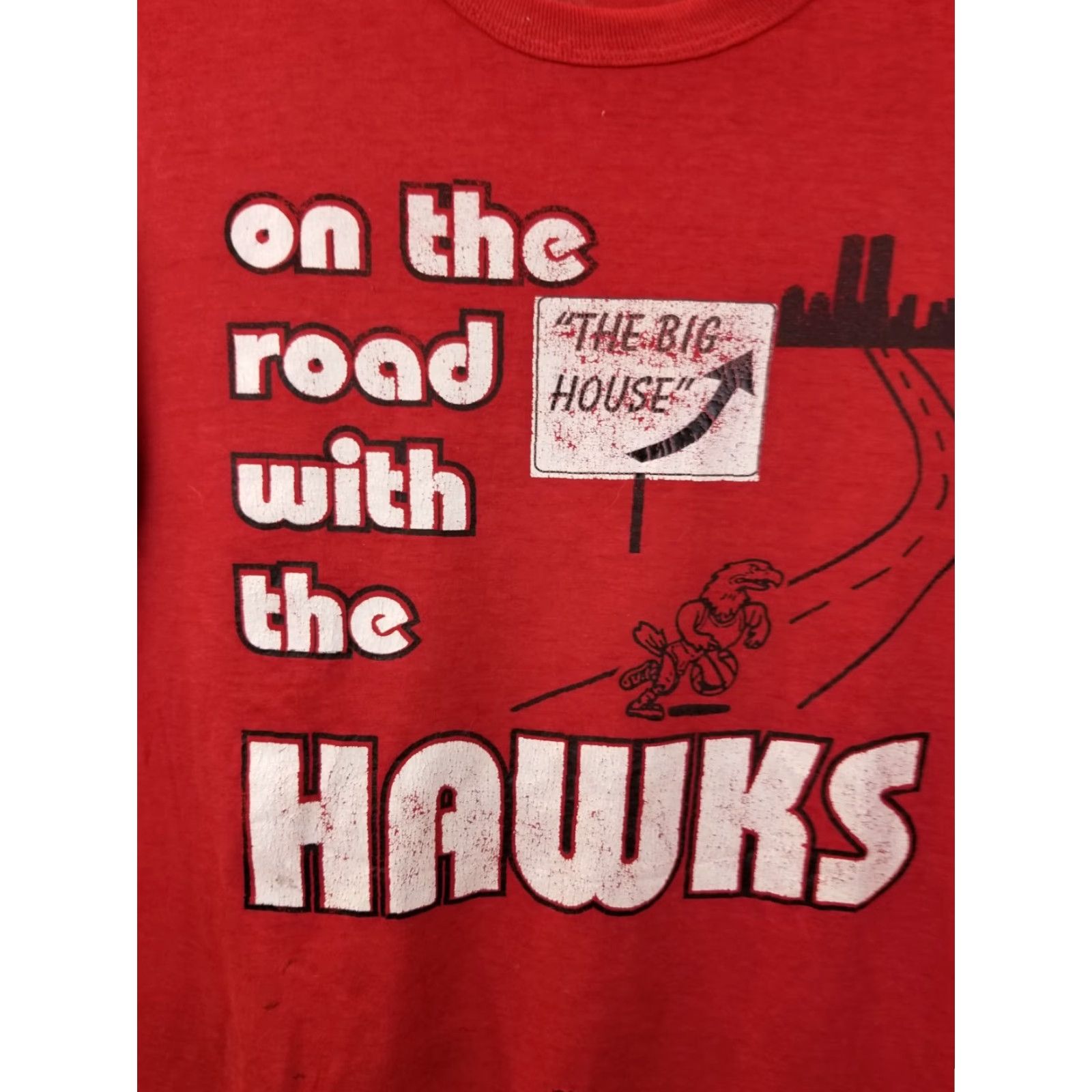 Vintage VINTAGE 80' ON THE ROAD WITH THE HAWKS HILAND BASKEBALL RED T-SHIRT SZ M WORN T-Shirt Size US M / EU 48-50 / 2 - 2 Thumbnail