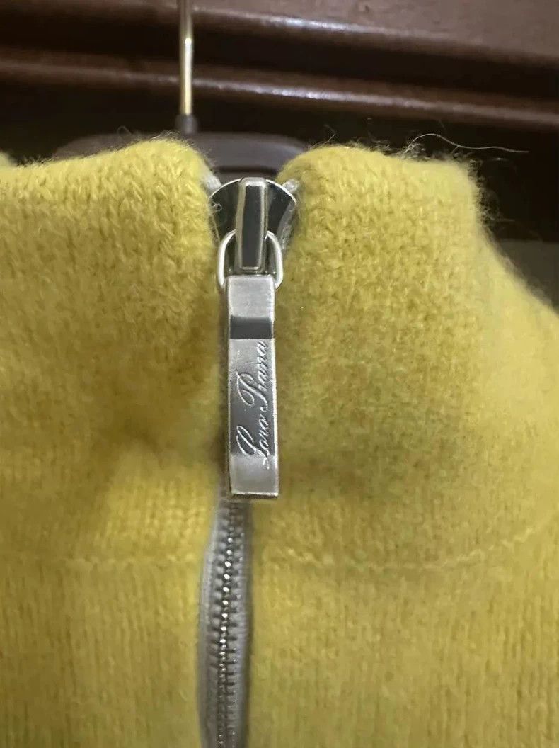 Loro Piana LORO PIANA She's wearing a cashmere cardigan Size S / US 4 / IT 40 - 4 Thumbnail