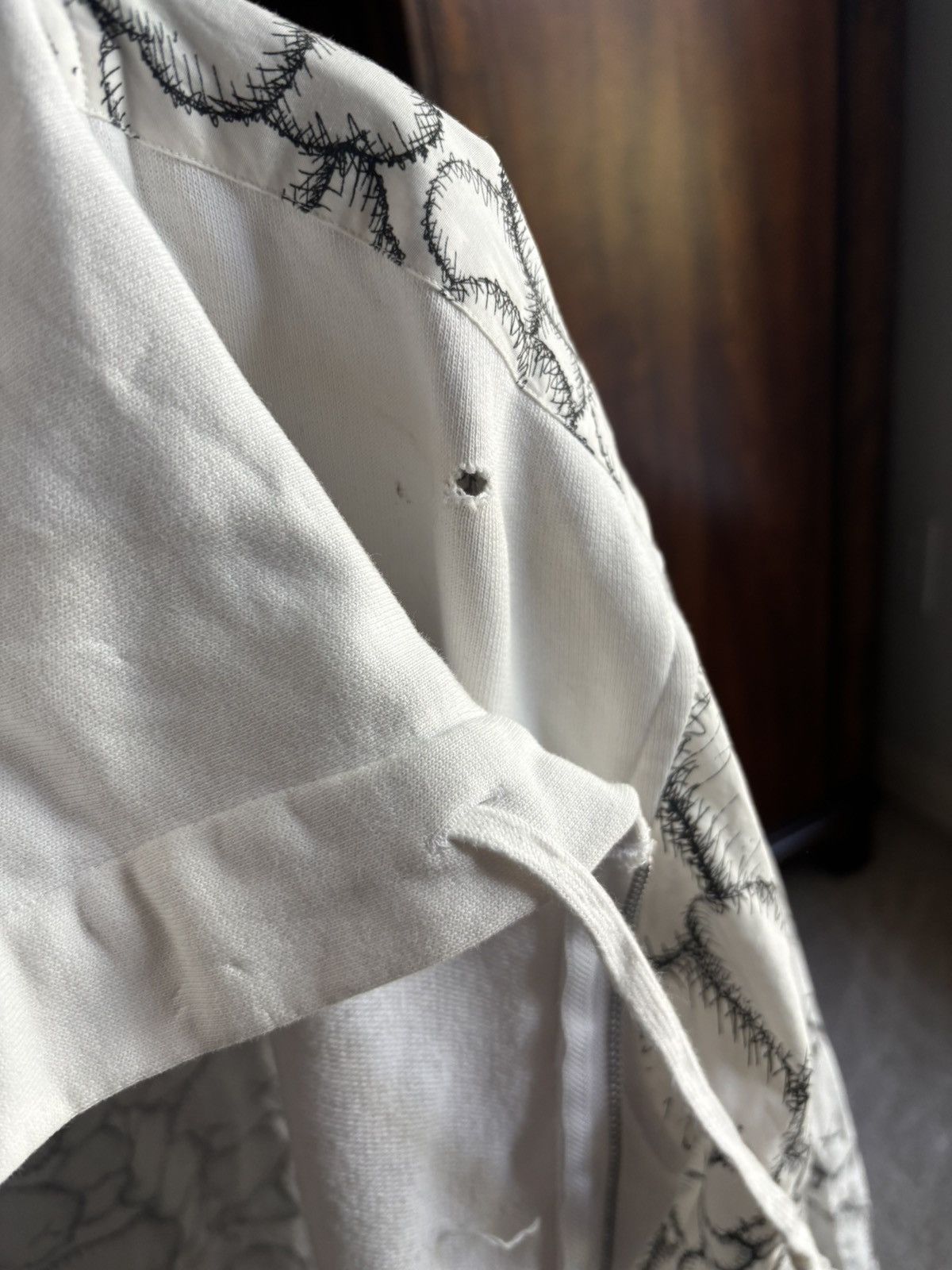 Comme des Garcons SHIRT × Kaws COMME des GARCONS SHIRT × KAWS zip Hoodie white Medium Used Size US M / EU 48-50 / 2 - 10 Thumbnail