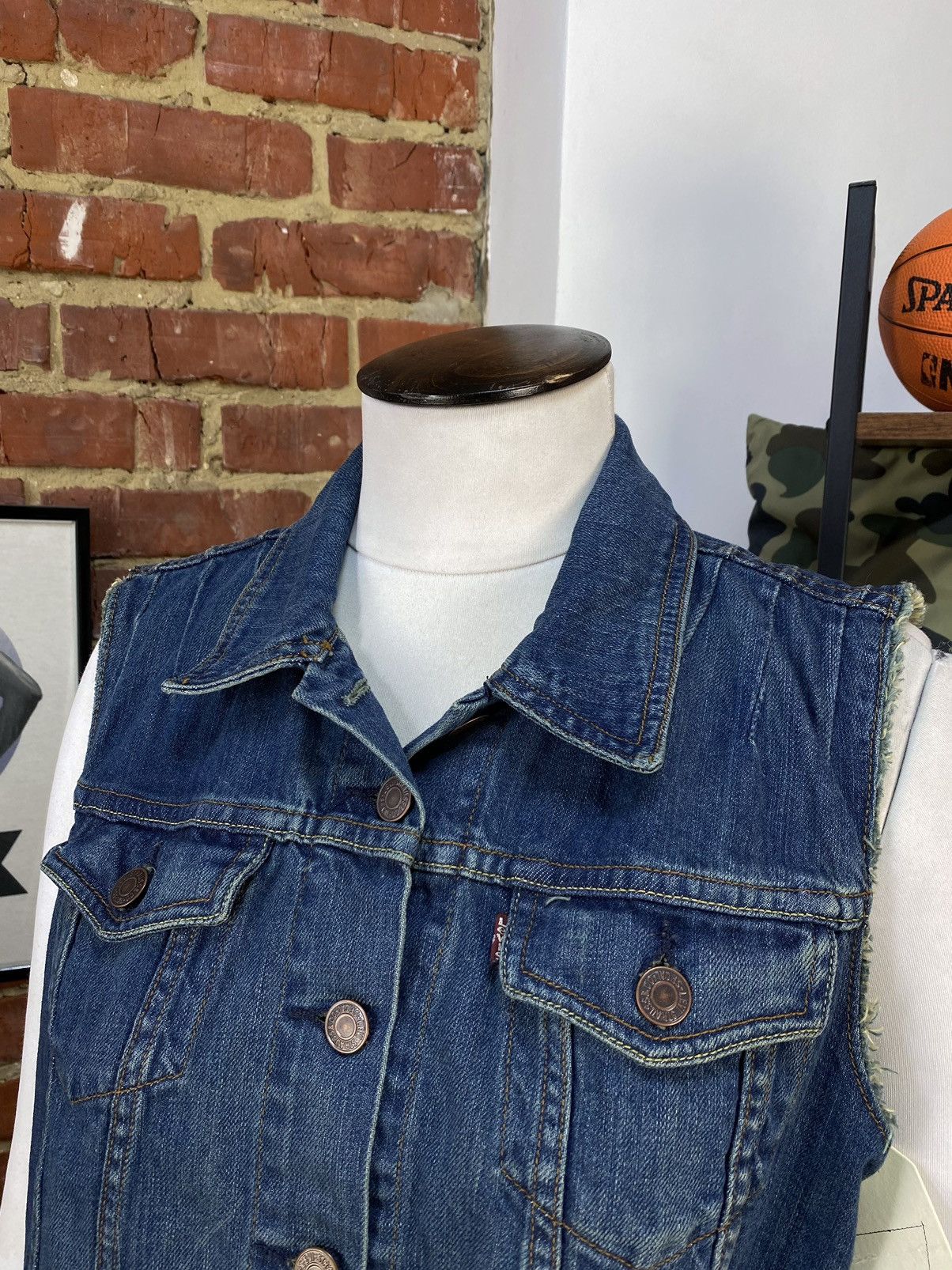 Levi's NWT Women's Levi's Distressed Jeans Vest Size M / US 6-8 / IT 42-44 - 7 Thumbnail