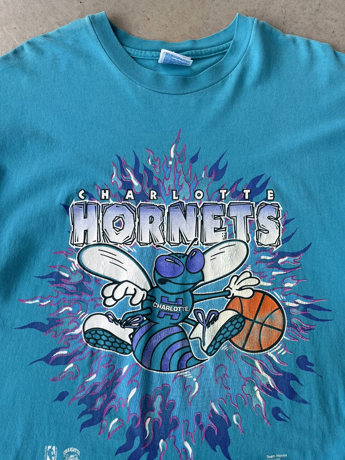 NBA Vintage 90’s Charlotte Hornets Flaming Breakthrough Tee Size US XL / EU 56 / 4 - 3 Thumbnail