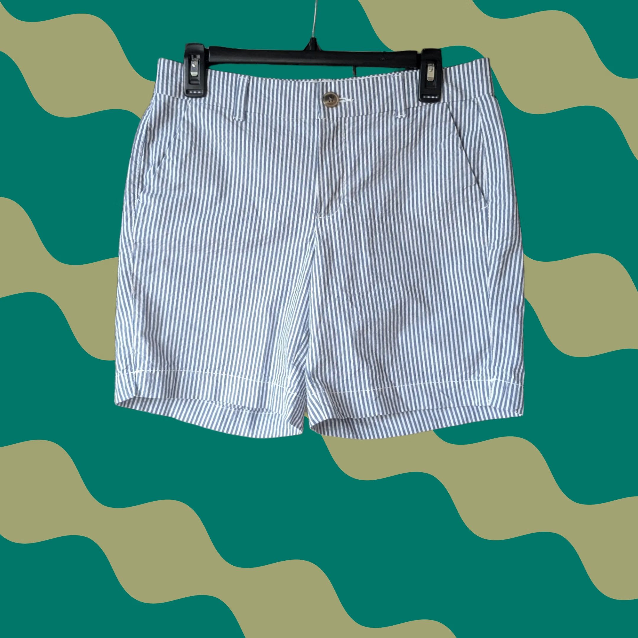 Old Navy VINTAGE? Old Navy Everyday Short Blue White Striped Seersucker Mid-Rise 5" Inseam Size 26" / US 2 / IT 38 - 1 Thumbnail