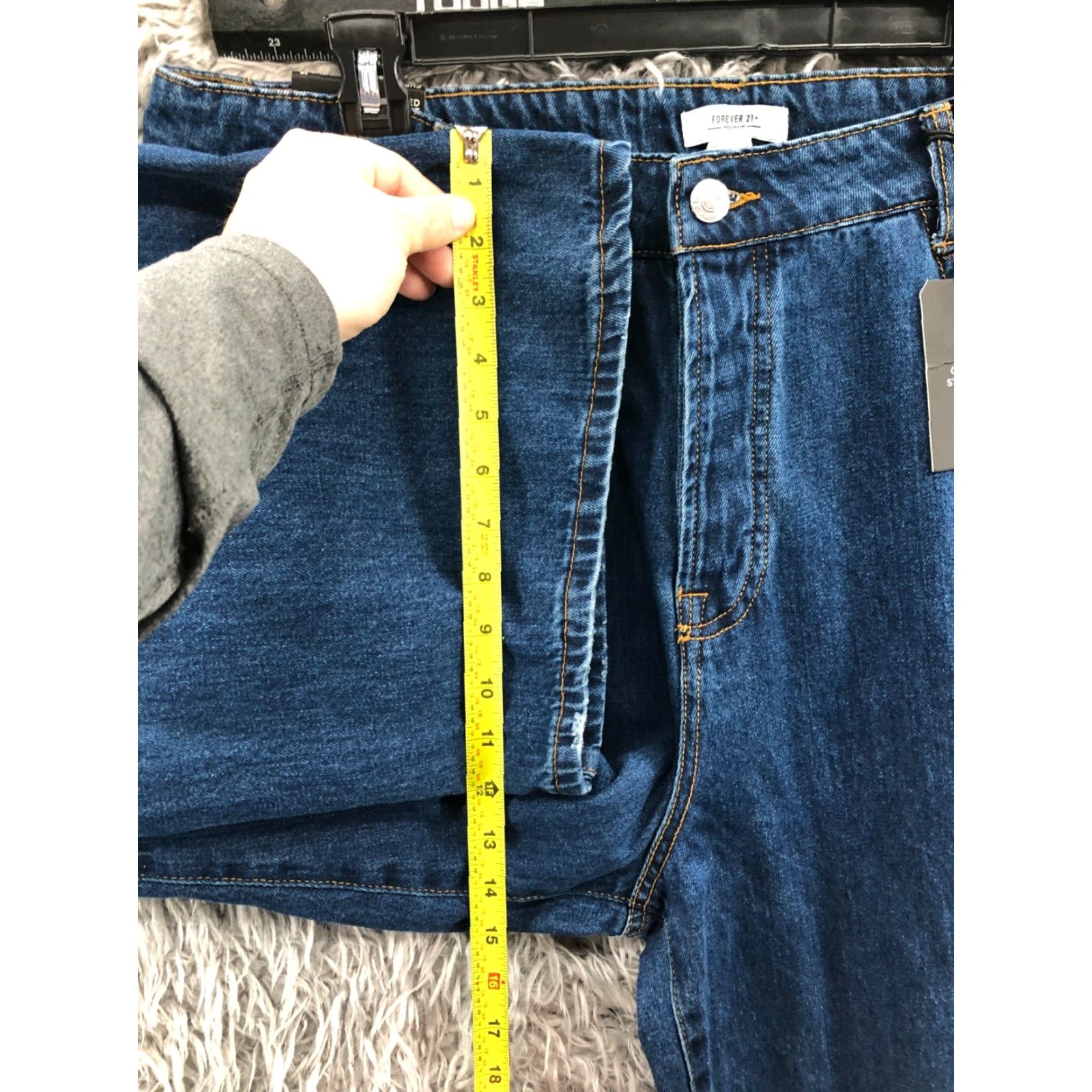Forever 21 FOREVER 21 Jeans Straight 16 Womens Dark Blue Denim 5-Pocket Regular Waist 36 Inseam 32 in Color Blue Size 38" / US 16 / IT 52 - 4 Thumbnail