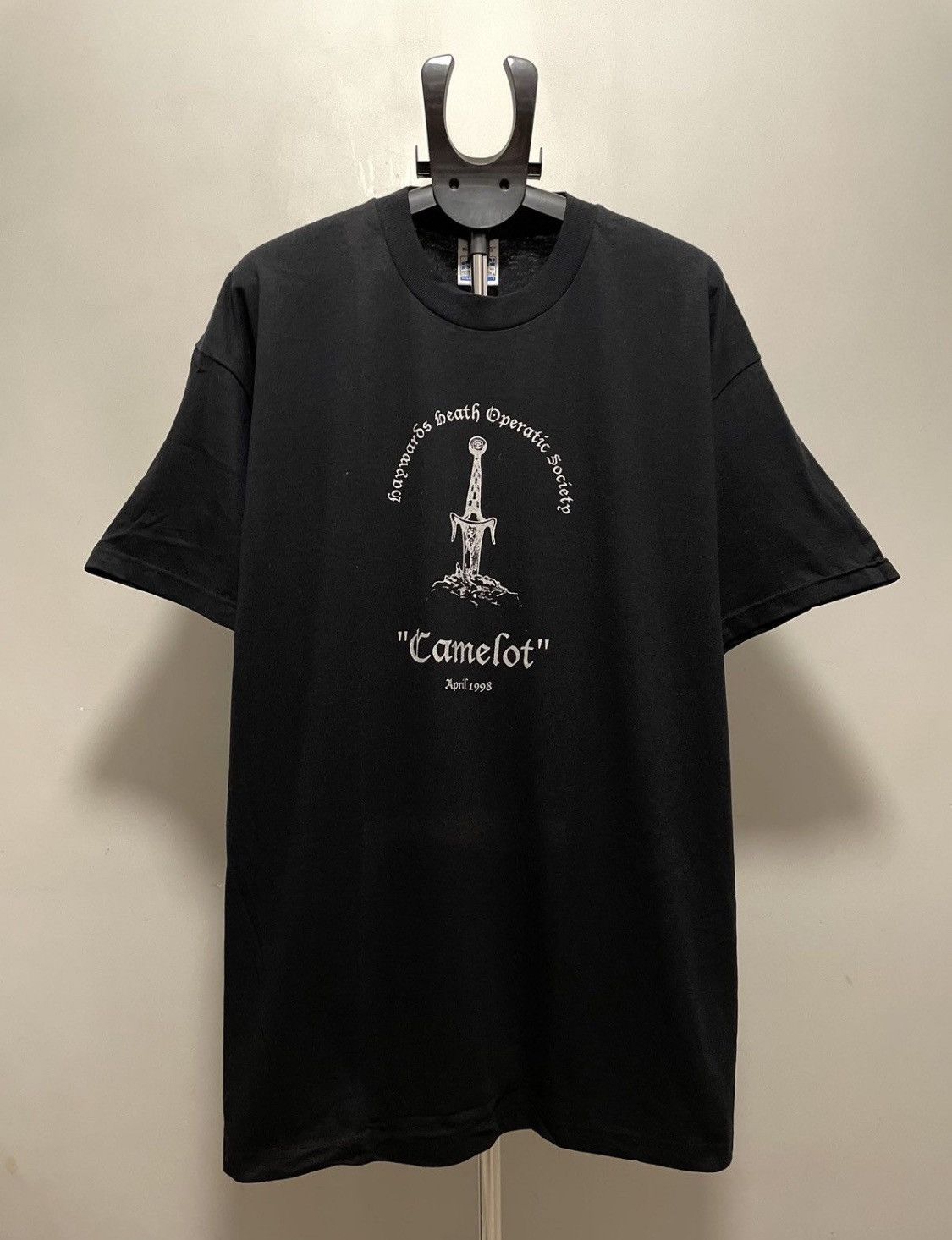 Vintage Camelot Vintage 1998 T shirt Size US XL / EU 56 / 4 - 1 Thumbnail