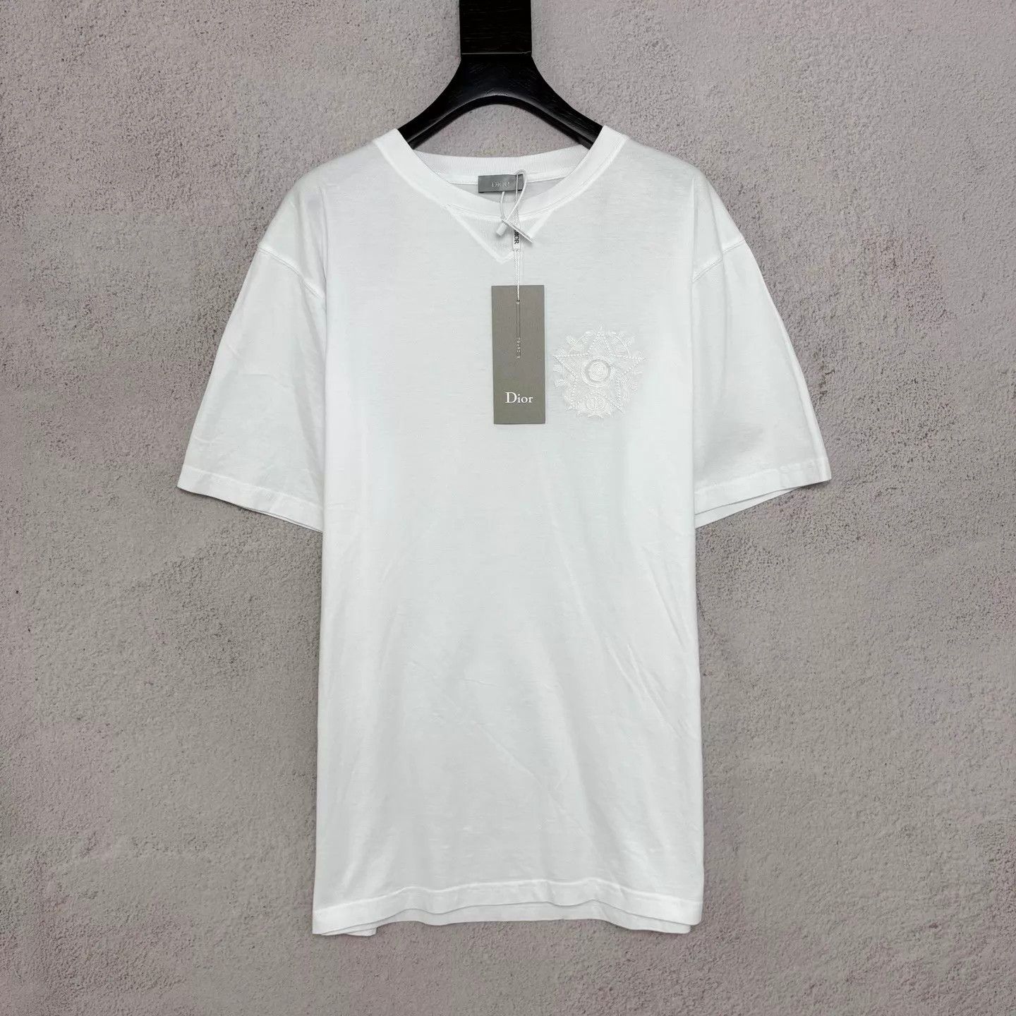 Dior DIOR FW22 solid logo crewneck short sleeve men white L tee Size US L / EU 52-54 / 3 - 1 Thumbnail