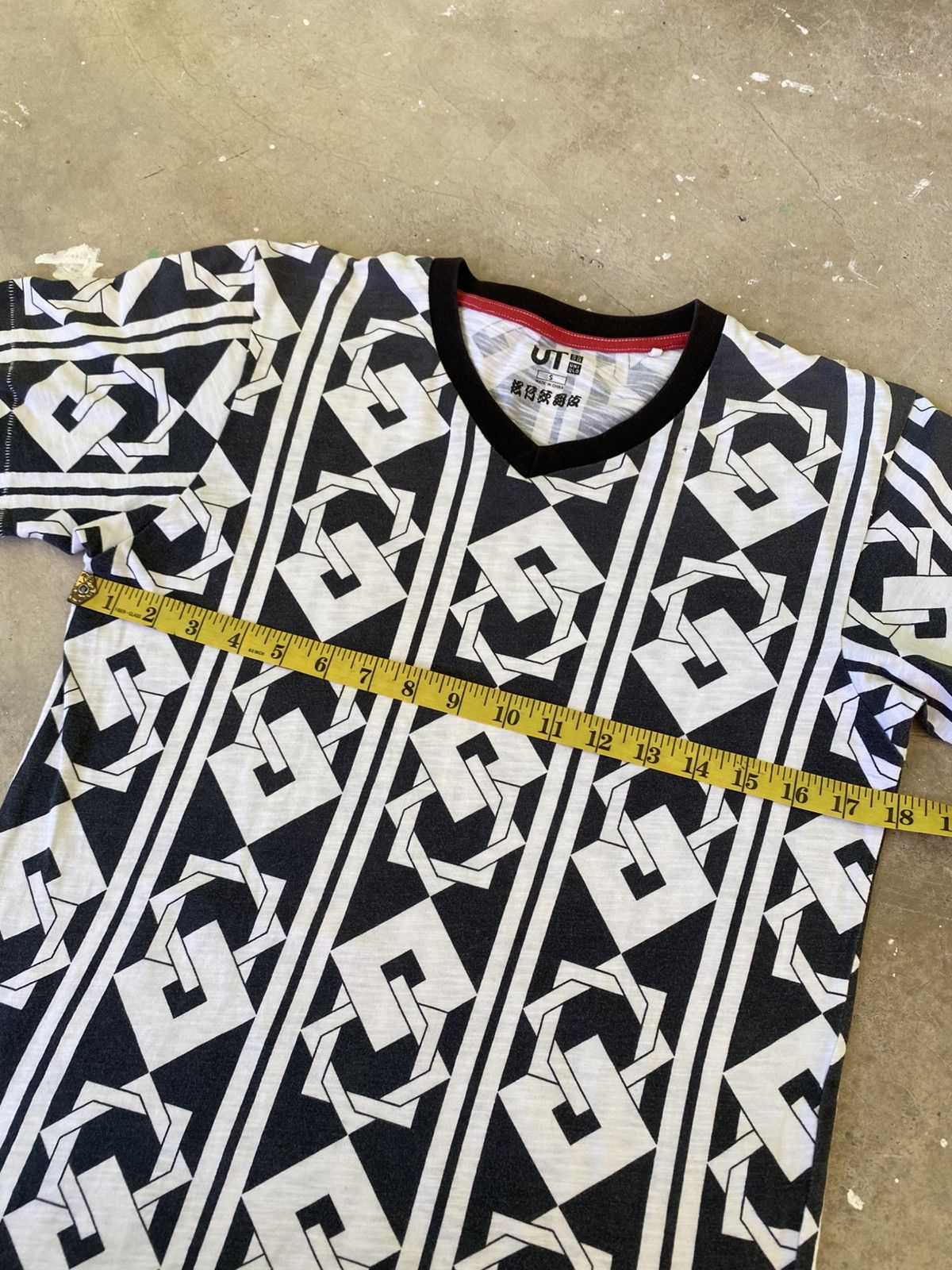 Uniqlo Uniqlo UT Japanese Pattern All Over Print Tee Japan Size US S / EU 44-46 / 1 - 14 Thumbnail