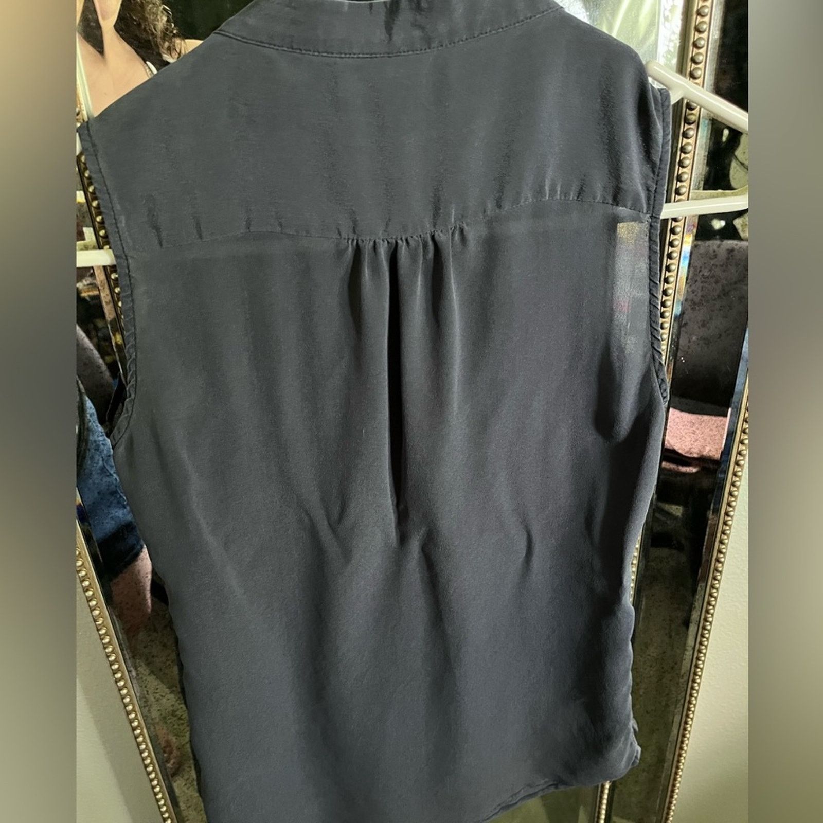 Banana Republic Elegant Banana Republic Navy Sleeveless silk top size 0 Size XS / US 0-2 / IT 36-38 - 6 Thumbnail