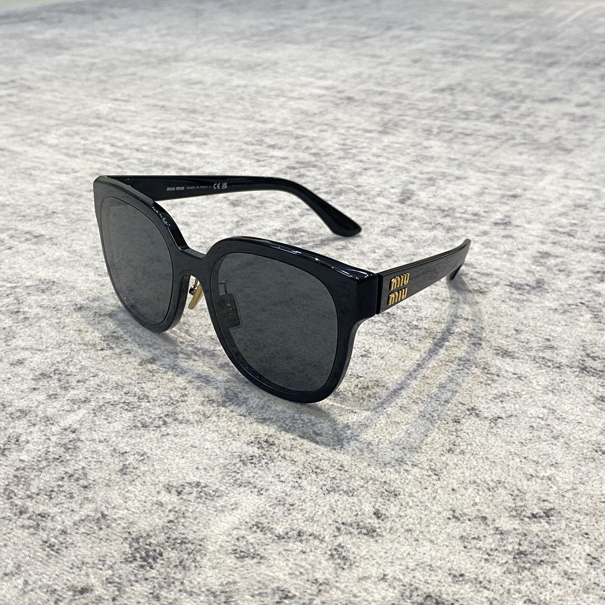 miu miu 01ZSブラック サングラス ケース付き Miu Miu MU 01ZS Square Sunglasses | EyeOns.com