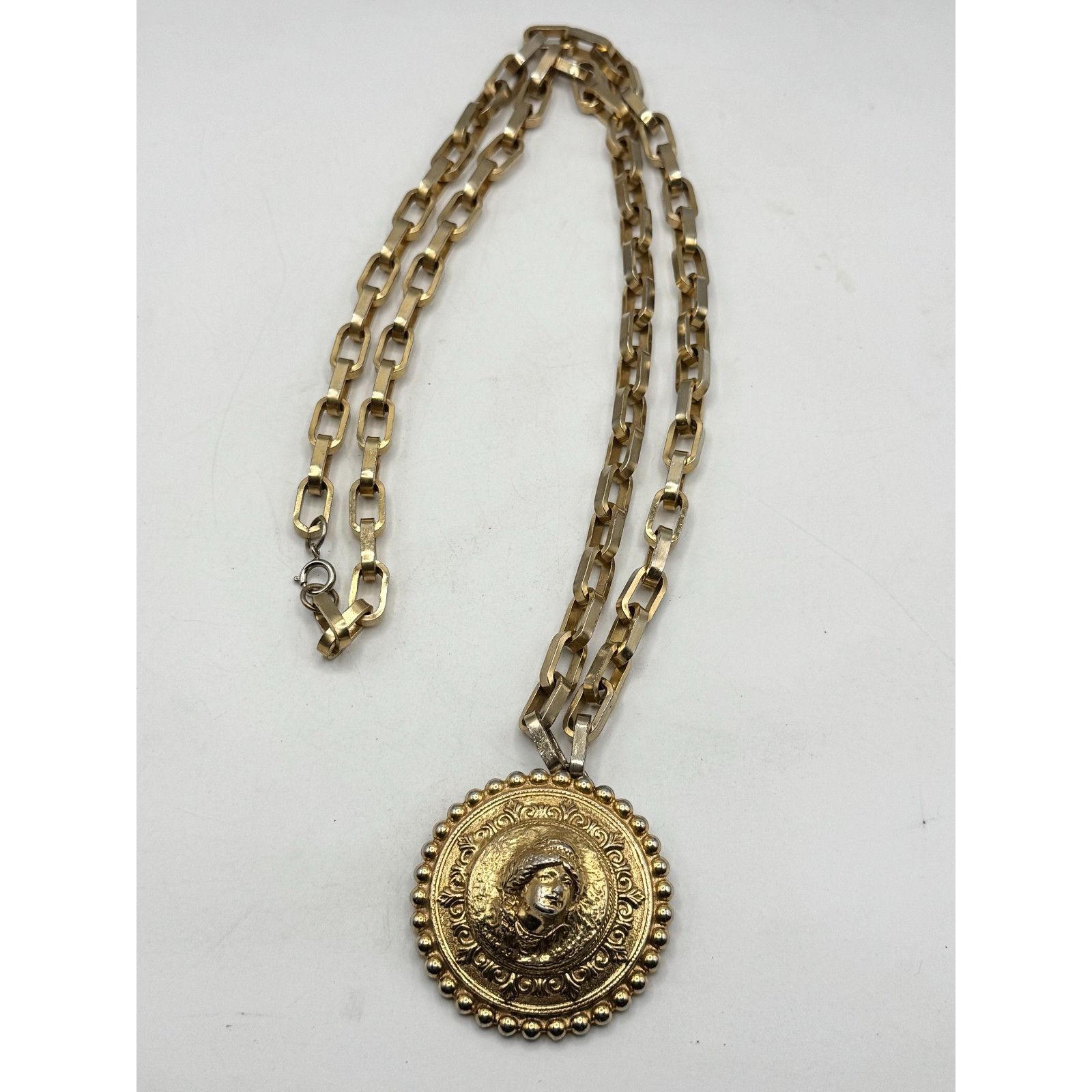 Vogue Vintage Vogue Jewelry lady medallion pendant necklace Size ONE SIZE - 4 Thumbnail
