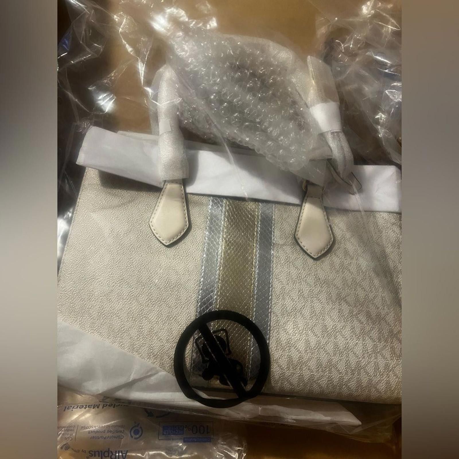 Michael Kors Michael Kors Sheila Medium Satchel Pale Gold Top Handle Bag Size ONE SIZE - 5 Thumbnail