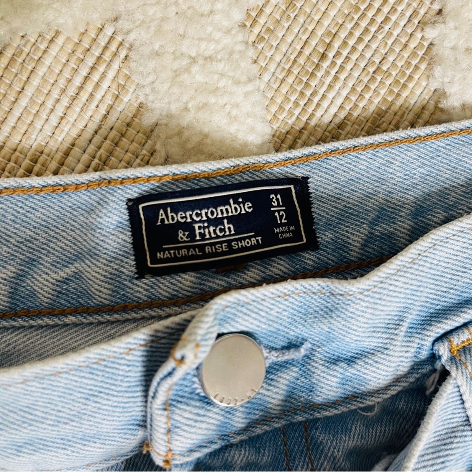 Abercrombie & Fitch Abercrombie & Fitch Light Wash Rigid Denim High Rise Short Size 34" / US 12 / IT 48 - 4 Thumbnail