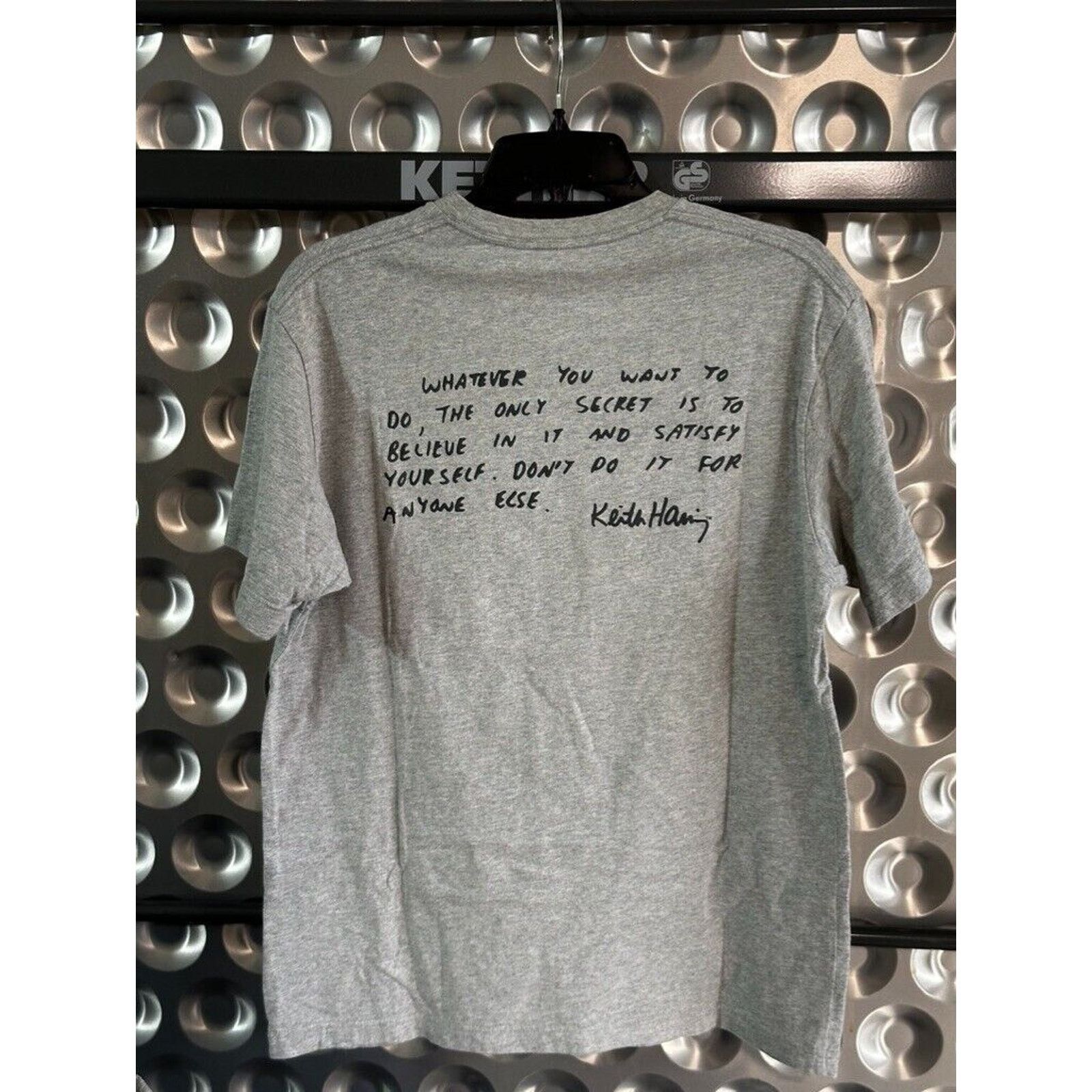 Keith Haring Keith Haring Gold Robot | Size Medium | Uniqlo MoMA SPRZ NY Size US M / EU 48-50 / 2 - 2 Thumbnail