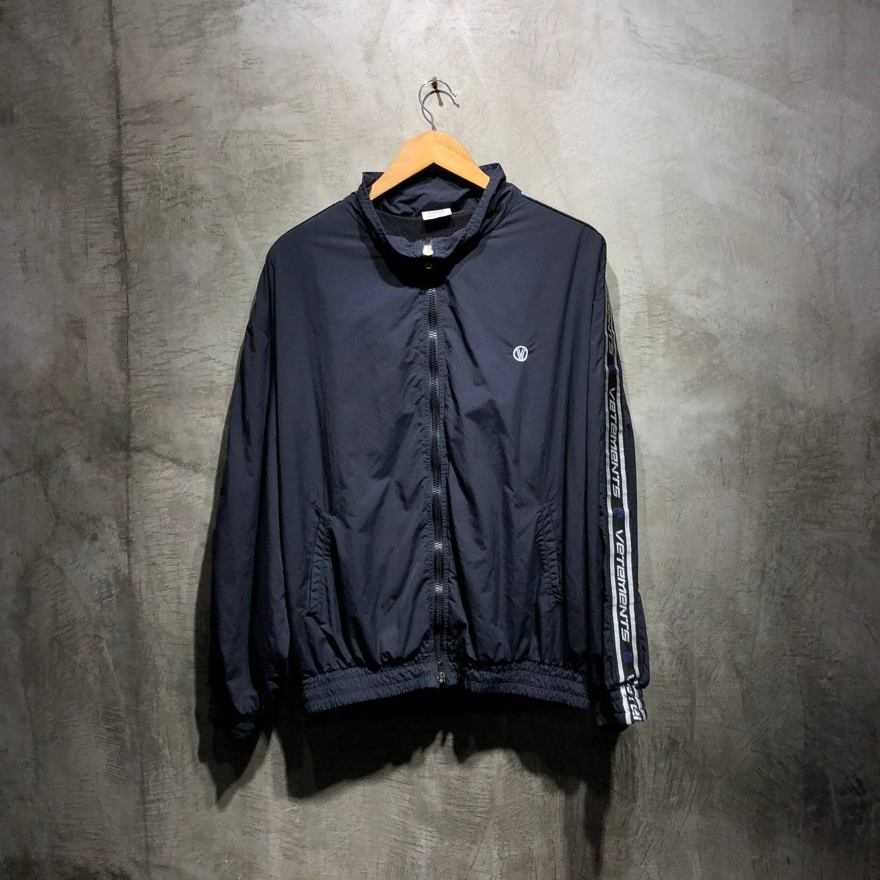Vetements Vetements Tape logo track suit Size US M / EU 48-50 / 2 - 1 Thumbnail