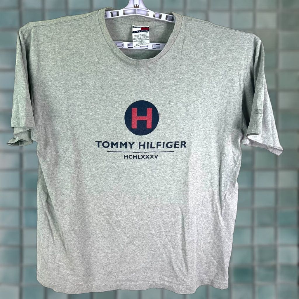 Tommy Hilfiger VINTAGE Tommy Hilfiger Tommy Jeans SHIRT Adult L Gray 90s USA Logo Graphic Print Mens Size US L / EU 52-54 / 3 - 1 Thumbnail
