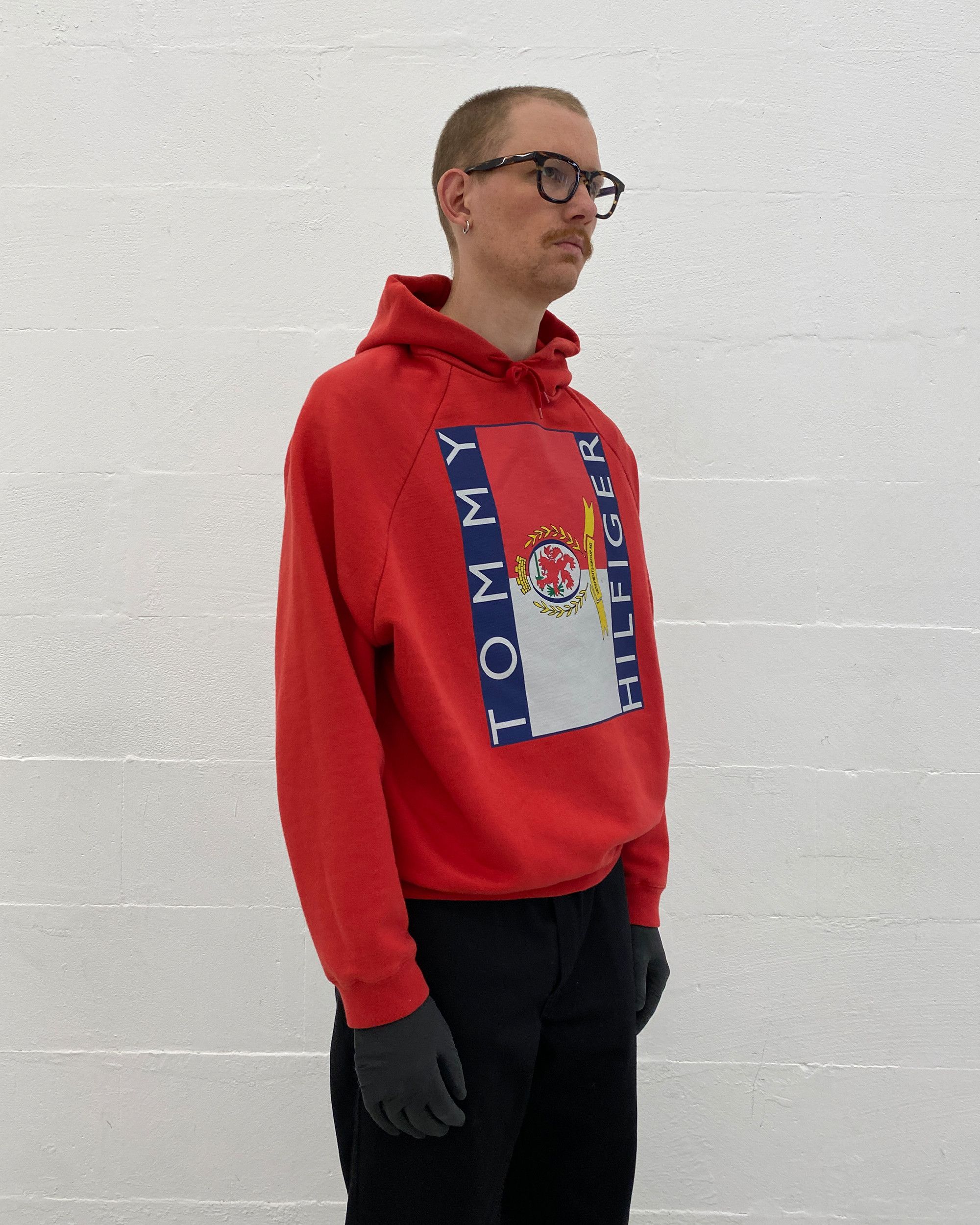 Tommy Hilfiger × Vetements SS2018 Big Logo Raglan Hoodie Size US XL / EU 56 / 4 - 1 Thumbnail
