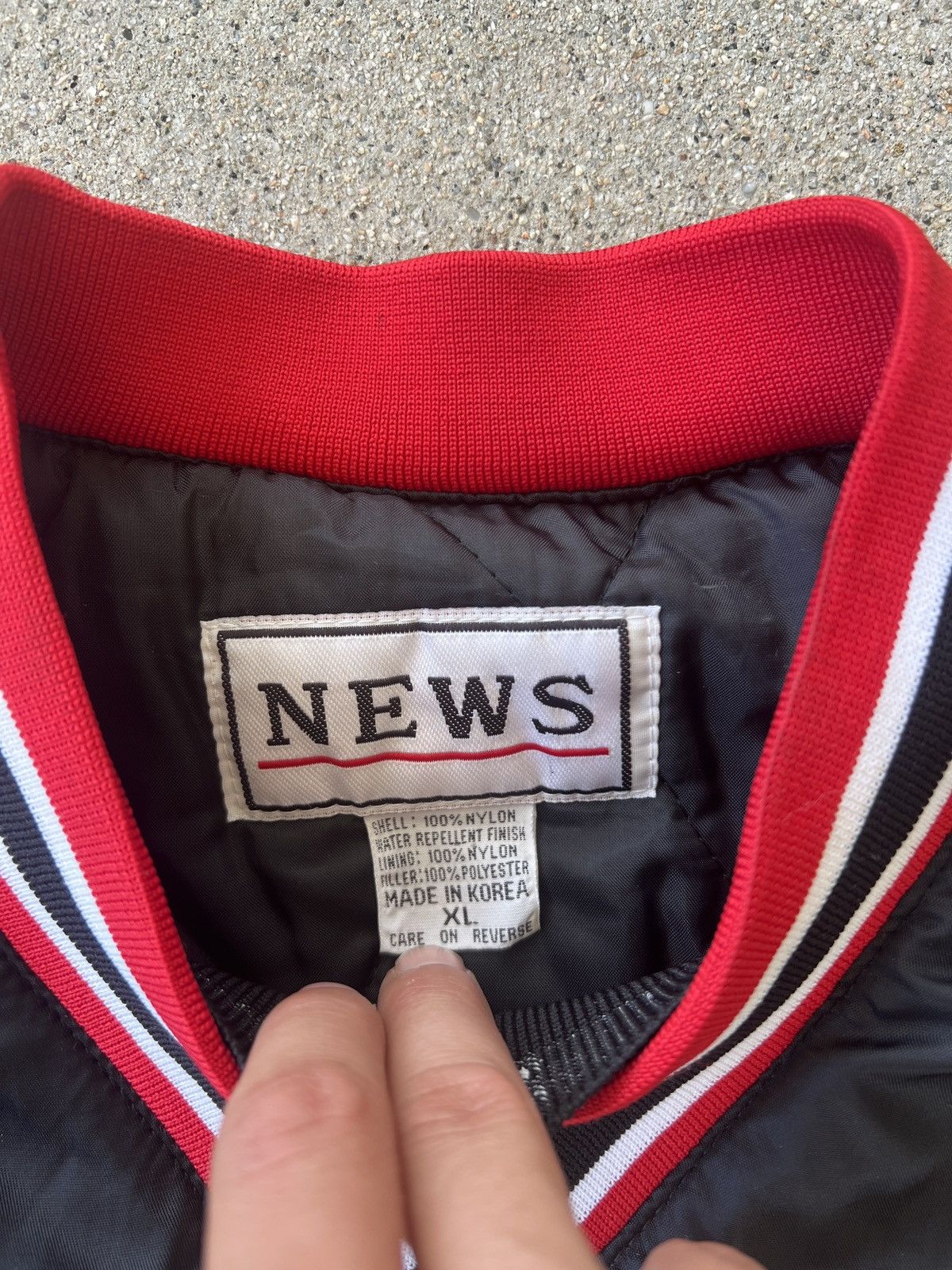 NBA × Vintage Vintage News Chicago Logo Black Puffer V-Neck Jacket Size XL Size US XL / EU 56 / 4 - 3 Thumbnail