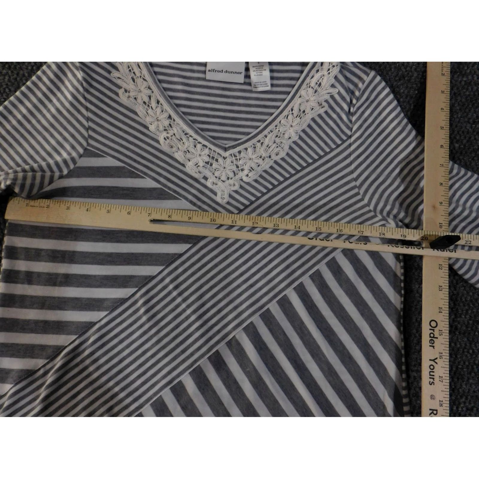 Vintage Alfred Dunner Blouse Womens Small Gray Striped Lace Trim V-Neck Stretch Casual 3/4 Sleeve Size S / US 4 / IT 40 - 7 Thumbnail