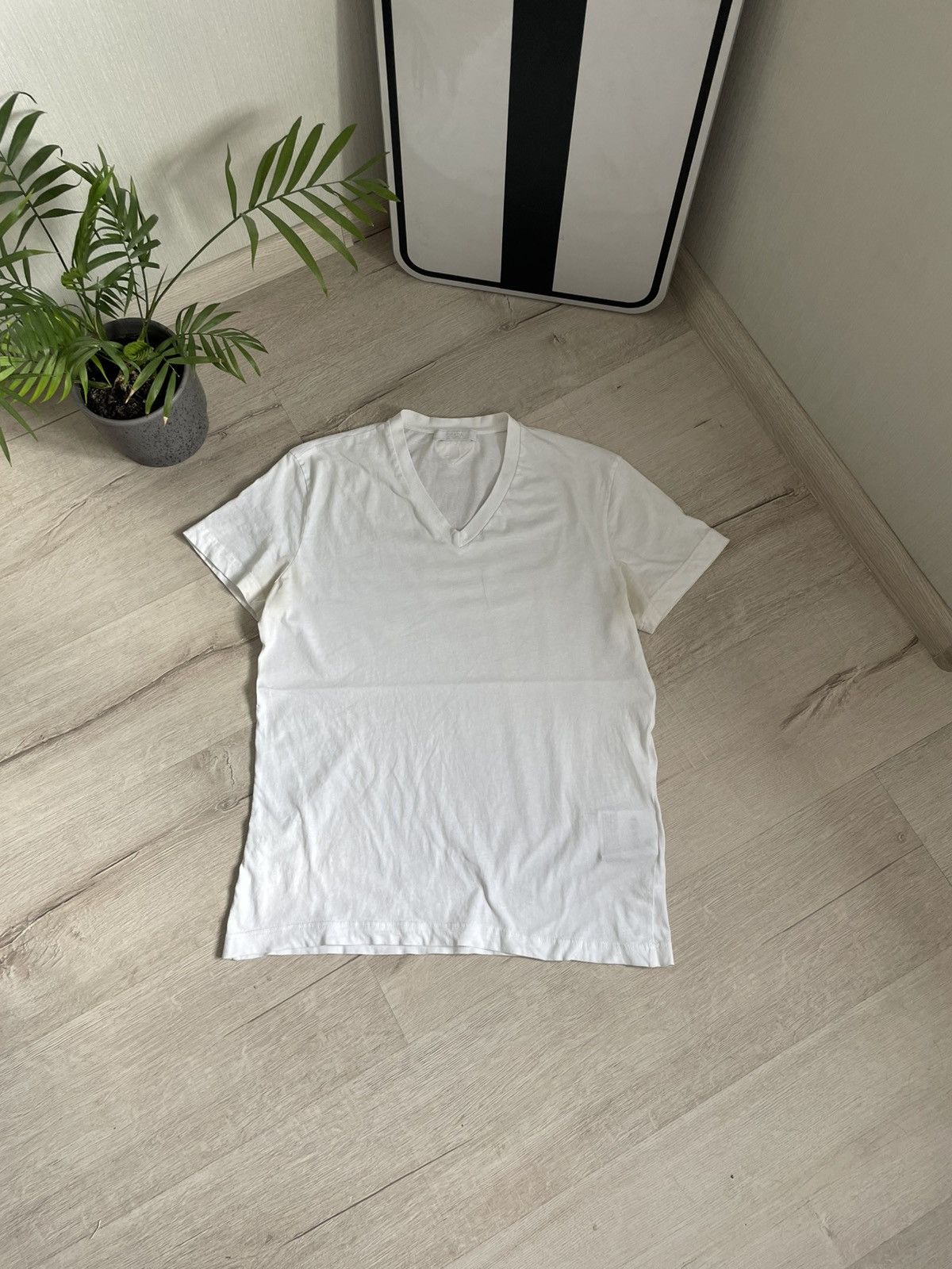 Designer × Prada Rare Prada v-Neck Tee with Triangle back t-shirt Y2k Size US S / EU 44-46 / 1 - 1 Thumbnail