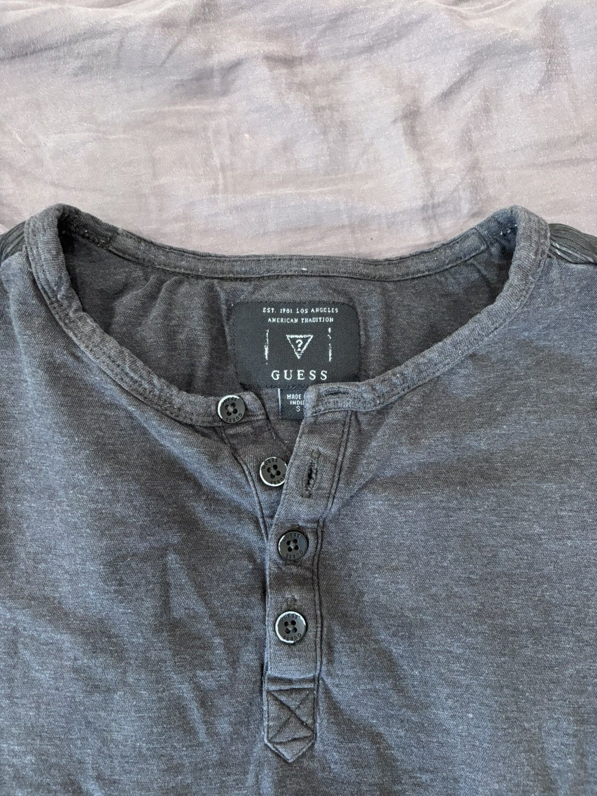 Guess Vintage Guess, Quarter Button Size US S / EU 44-46 / 1 - 3 Thumbnail