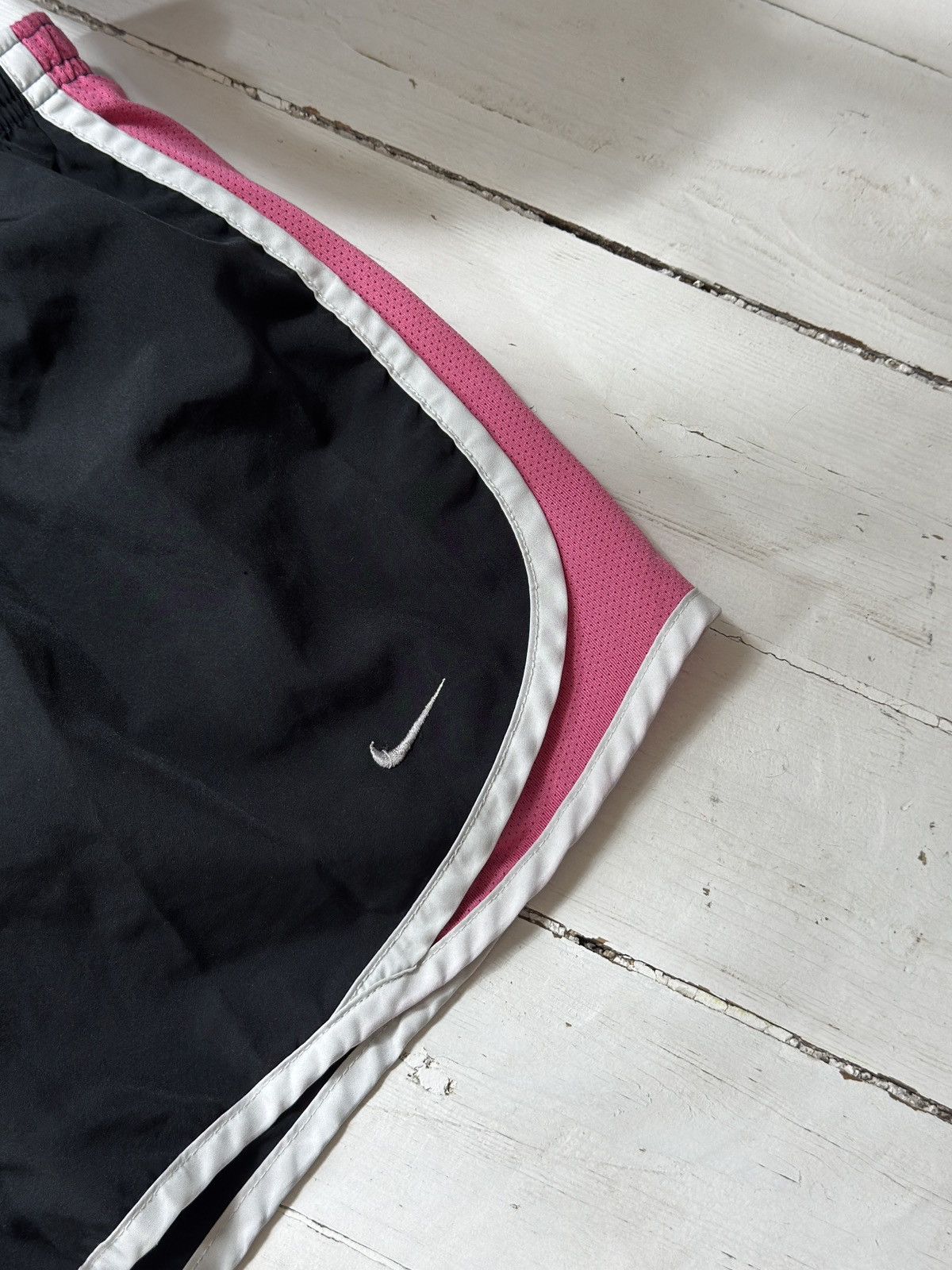Nike VINTAGE NIKE 2000s MINI SWOOSH SHORTS Size 28" / US 6 / IT 42 - 3 Thumbnail