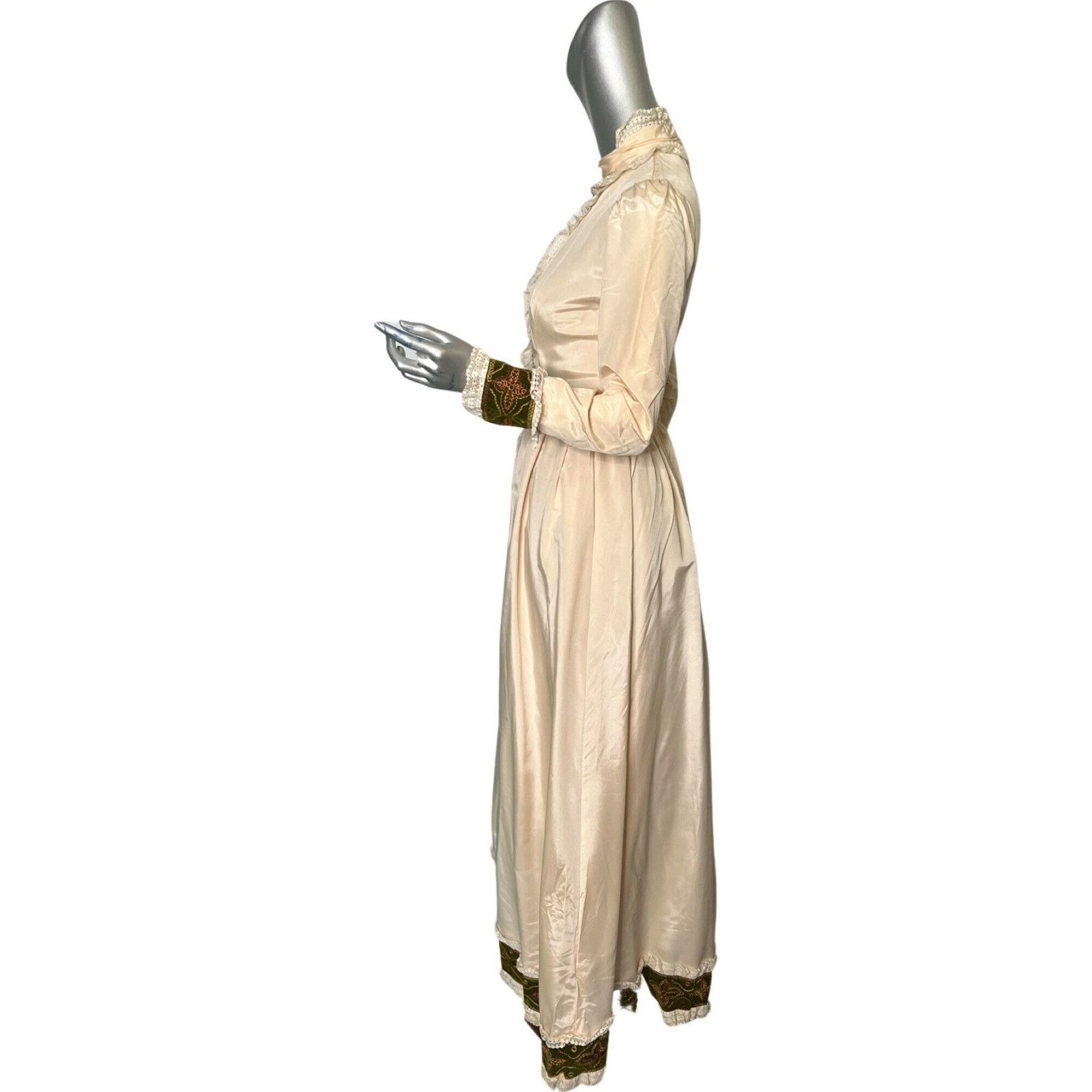 Vintage Vintage 1970s Victorian Emma Domb Cream Maxi Dress Size 5 Size S / US 4 / IT 40 - 4 Thumbnail