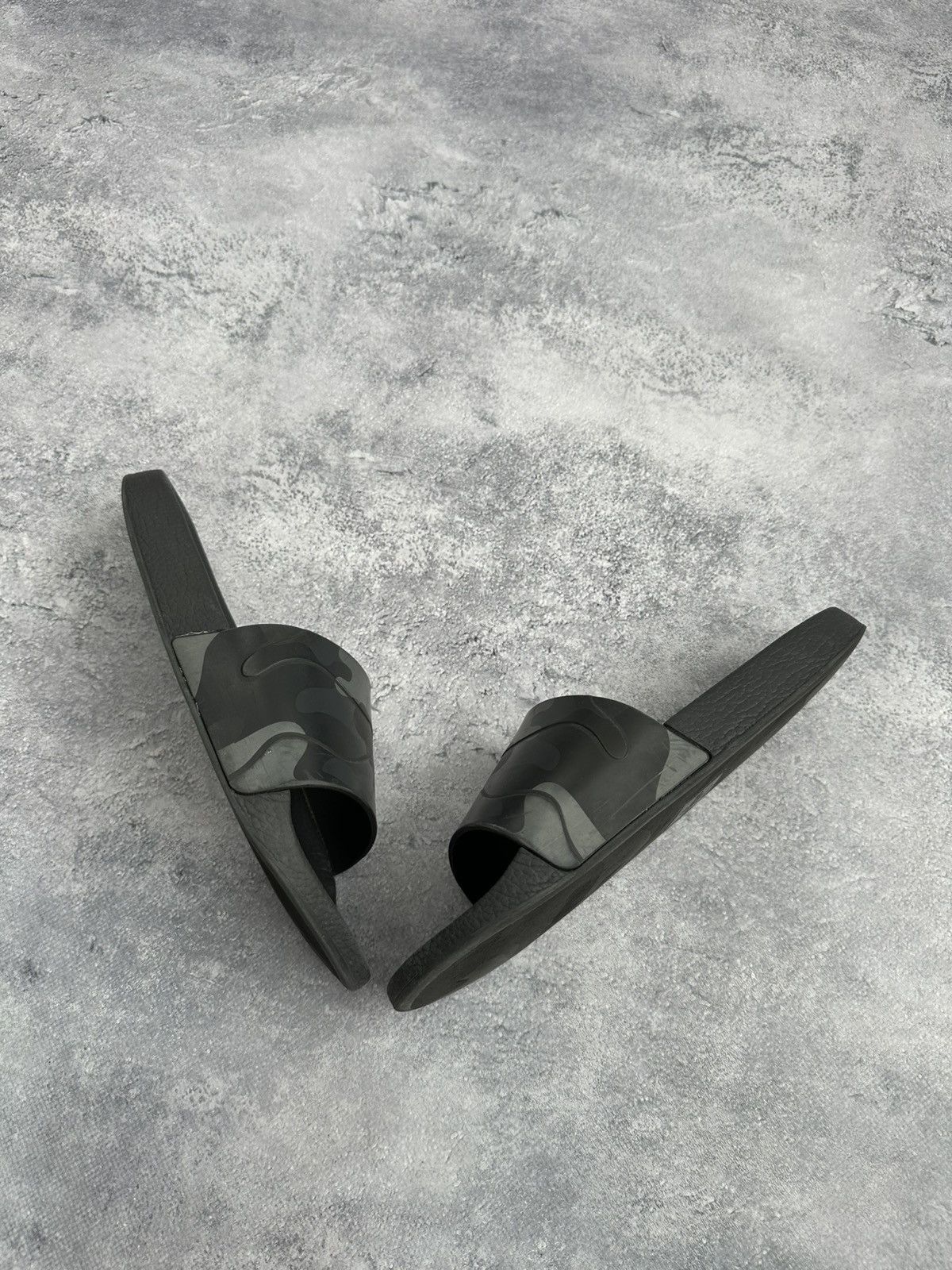 Valentino Valentino Garavani Black Camo Rubber Sliders Slip Ons Size US 10 / EU 43 - 5 Thumbnail
