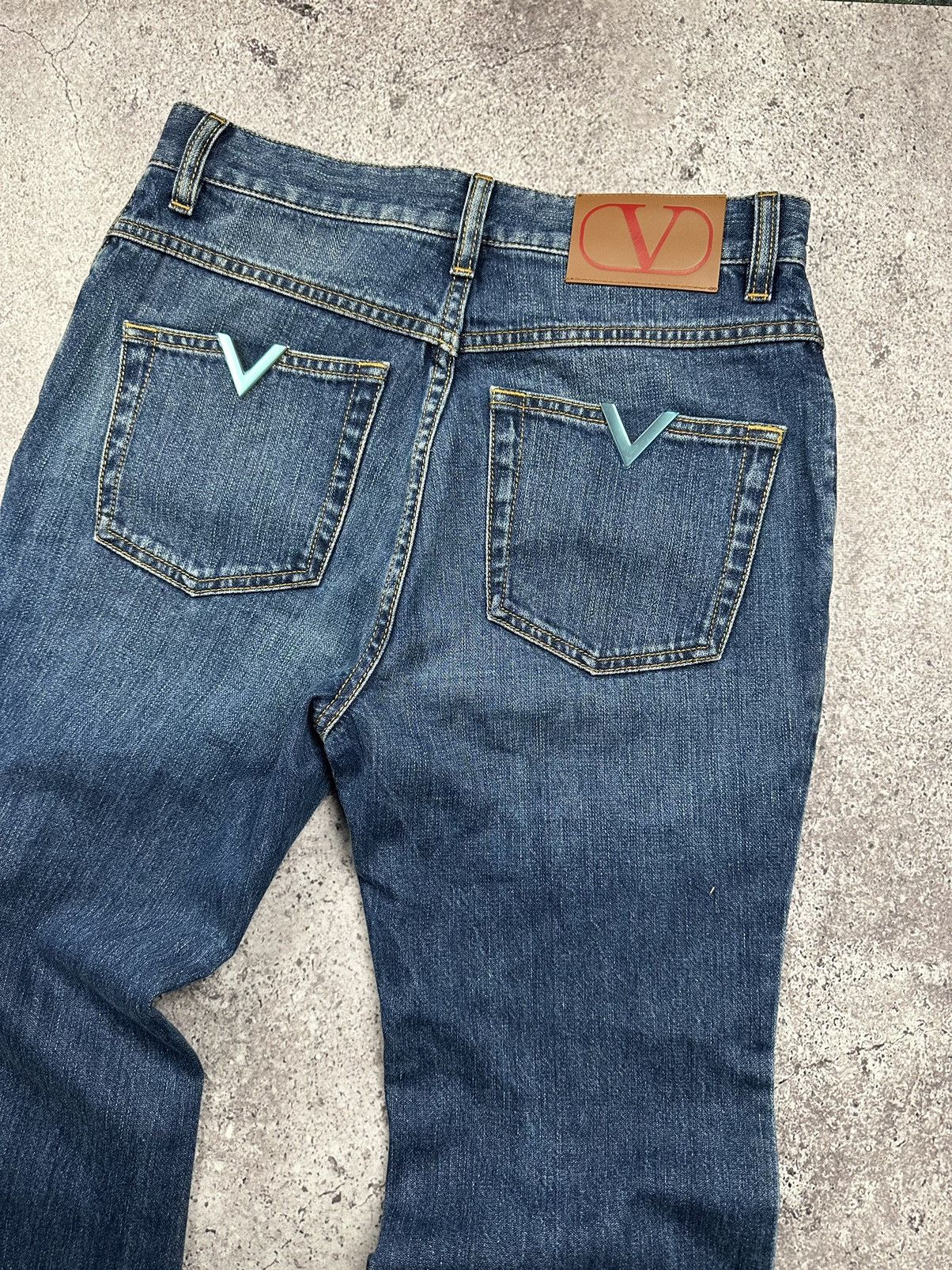 Valentino Valentino Garavani Flared Jeans Pants Metal Logo RRP 850€+ Size 27" / US 4 / IT 40 - 5 Thumbnail