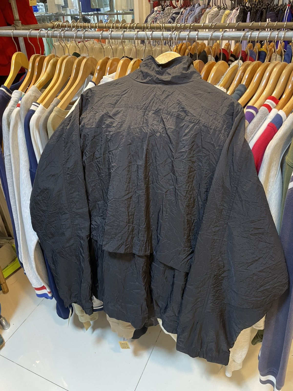 Nike Vintage Nike Swoosh Windbreaker Jacket Size US L / EU 52-54 / 3 - 3 Thumbnail