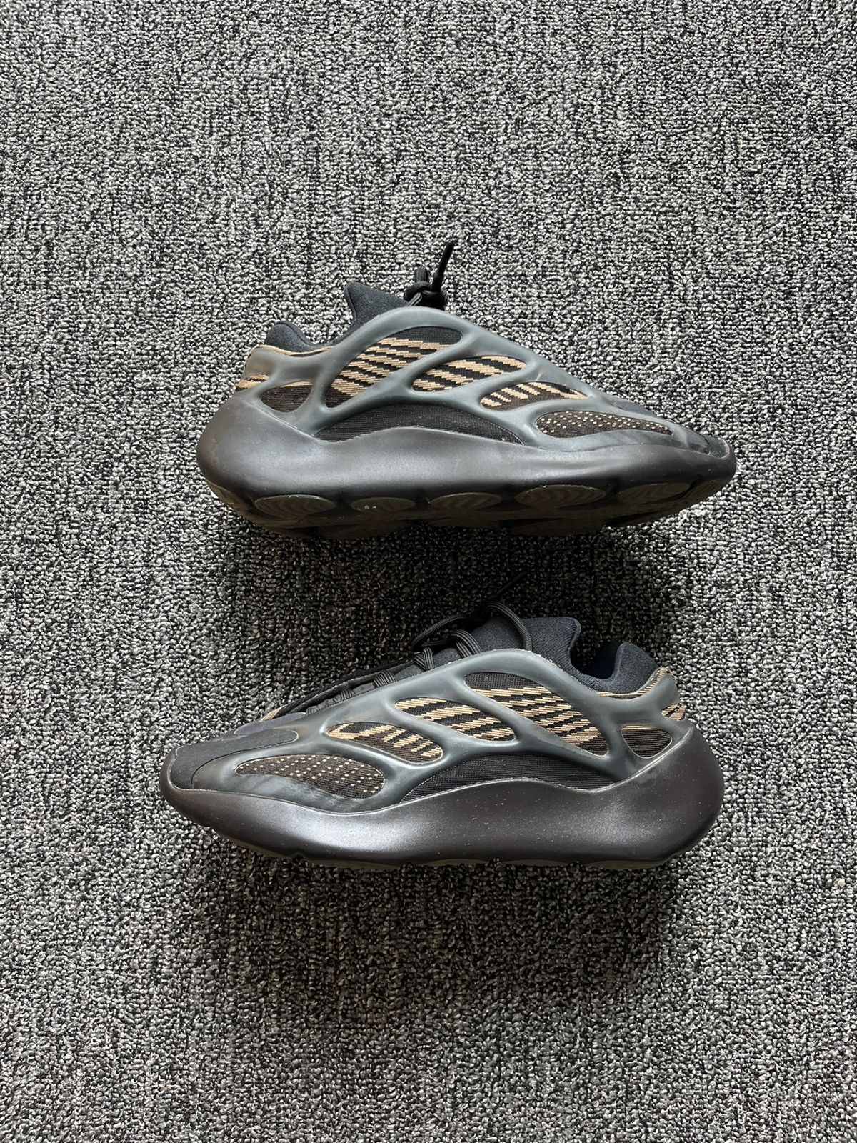 Adidas Yeezy 700 V3 Clay Brown Size US 9 / EU 42 - 1 Thumbnail
