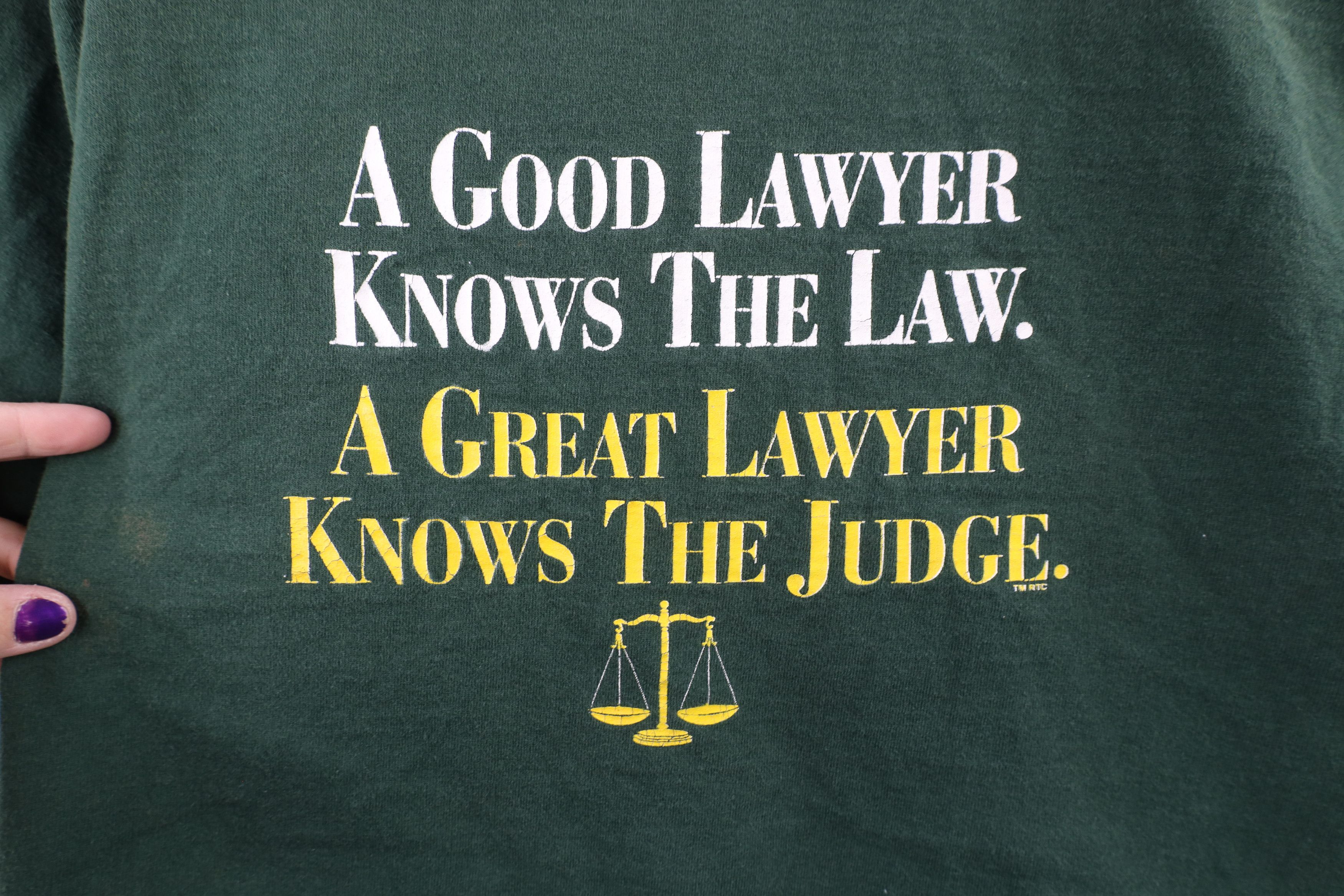 Vintage Vintage 90s Knows Law Great Lawyer Knows Judge T-Shirt Size US L / EU 52-54 / 3 - 4 Thumbnail