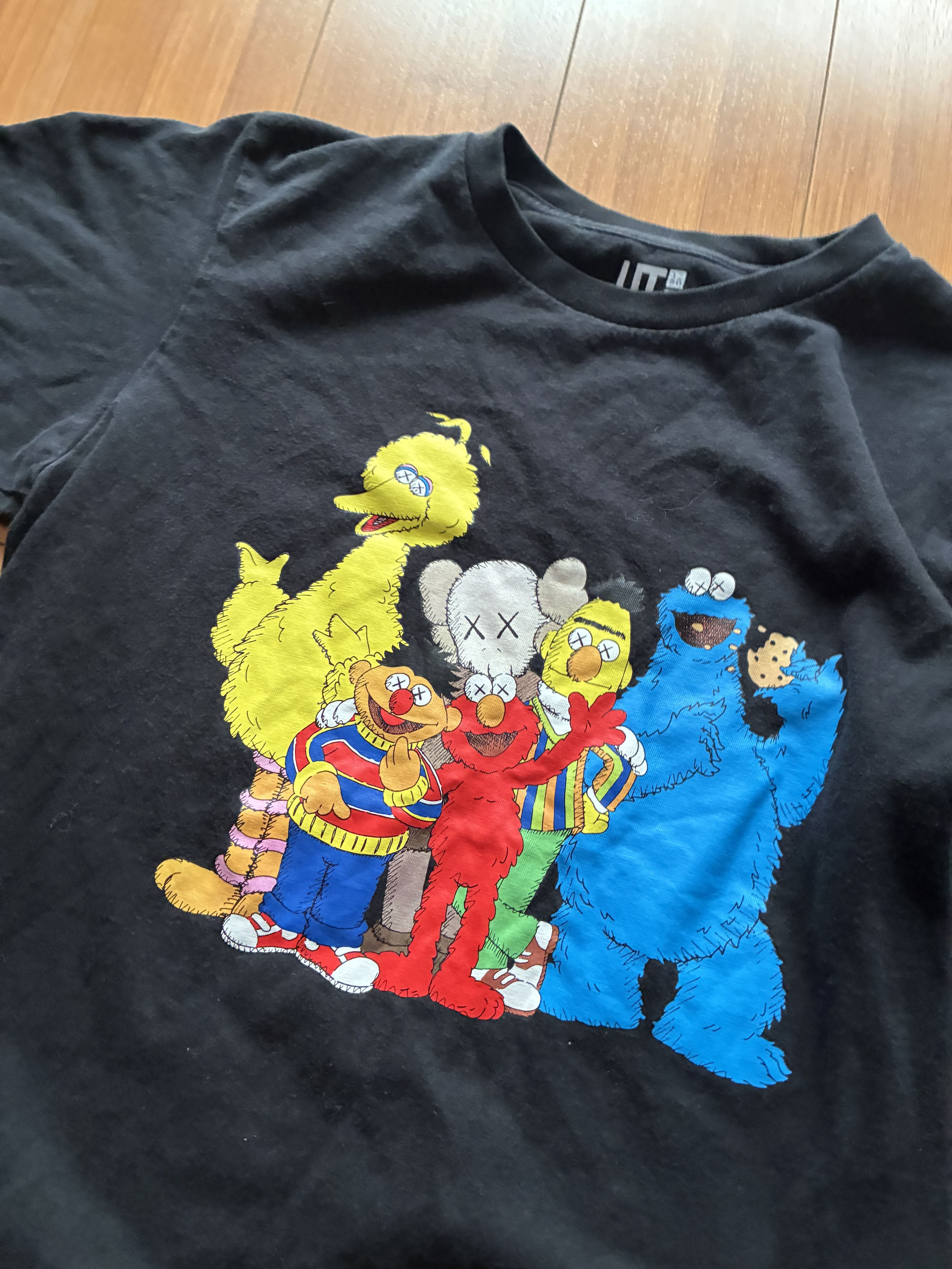 Uniqlo KAWS x Uniqlo x Sesame Street Group #2 Black Tee Small Size US S / EU 44-46 / 1 - 2 Thumbnail