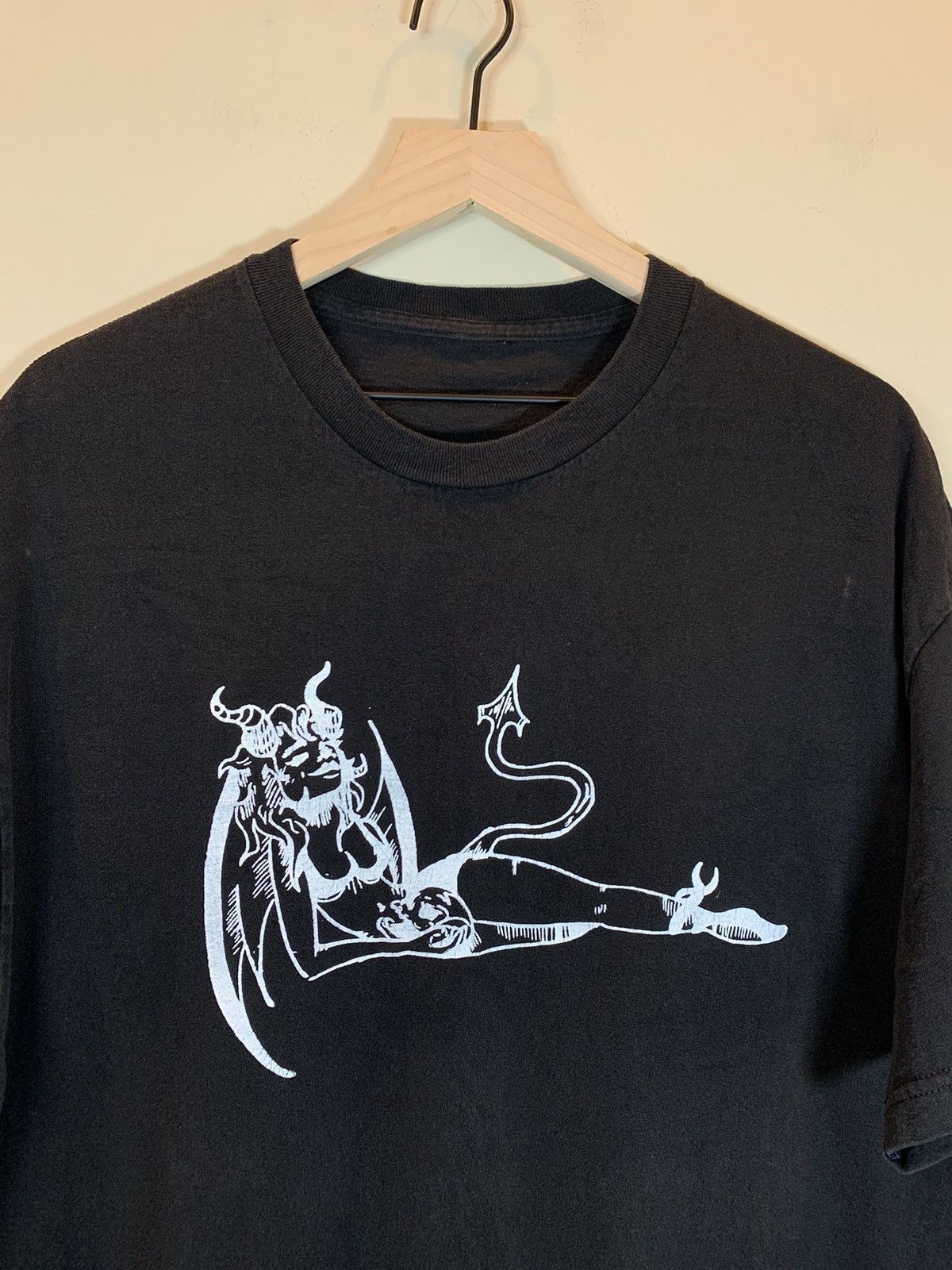Vintage *RARE* Vintage 90’s Hot Devil Girl Pinup Sexy Art T-Shirt XL Size US XL / EU 56 / 4 - 2 Thumbnail