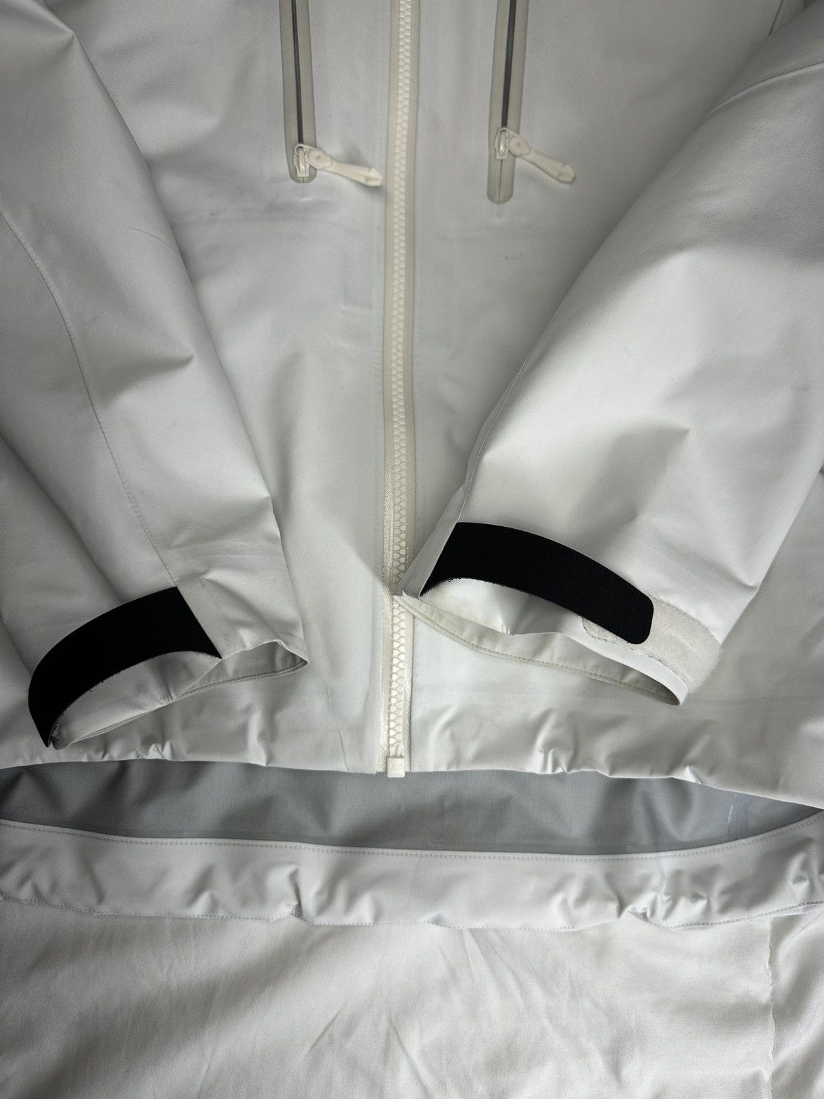 Arc'teryx Mens Arc’teryx Alpha SV (Whiteout) Size US M / EU 48-50 / 2 - 10 Thumbnail