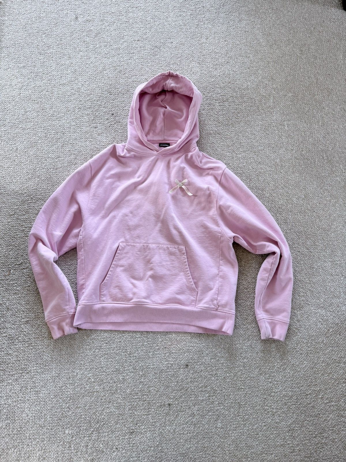 Jacquemus JACQUEMUS “ Le hoodie Noeud” Bow logo hoodie pink Size US XL / EU 56 / 4 - 2 Thumbnail